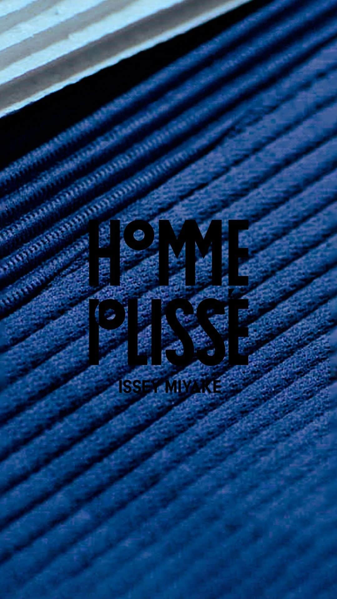 HOMME PLISSÉ ISSEY MIYAKE Official Instagram accountのインスタグラム：「HOMME PLISSÉ ISSEY MIYAKE premiered its AUTUMN WINTER 2021/22 collection Never Change, Ever Change online on Thursday, January 21. This collection looked at classic and conventional clothing styles from a modern perspective, and by integrating original ideas and techniques into them created what will be the new basics of the brand. This collection embodies the brand's intent to evolve, while always staying true to its approach to design and making, as it continues to produce clothing that reflects our changing lifestyles.  HOMME PLISSÉ ISSEY MIYAKEは1月21日（木）、「Never Change, Ever Change —変わらないもの、変わり続けるもの—」をテーマに、2021/22年秋冬コレクションをオンライン形式で発表しました。今回のコレクションは、クラシックやスタンダードとされているスタイルにあらためて目を向け、独自の視点と技術を取り入れることで、ブランドの新たな基本となる服のかたちを見出しました。一貫したものづくりの姿勢でプロダクト性に立ち返りながら、日々の生活に溶け込む服のさらなる進化を図ります。」