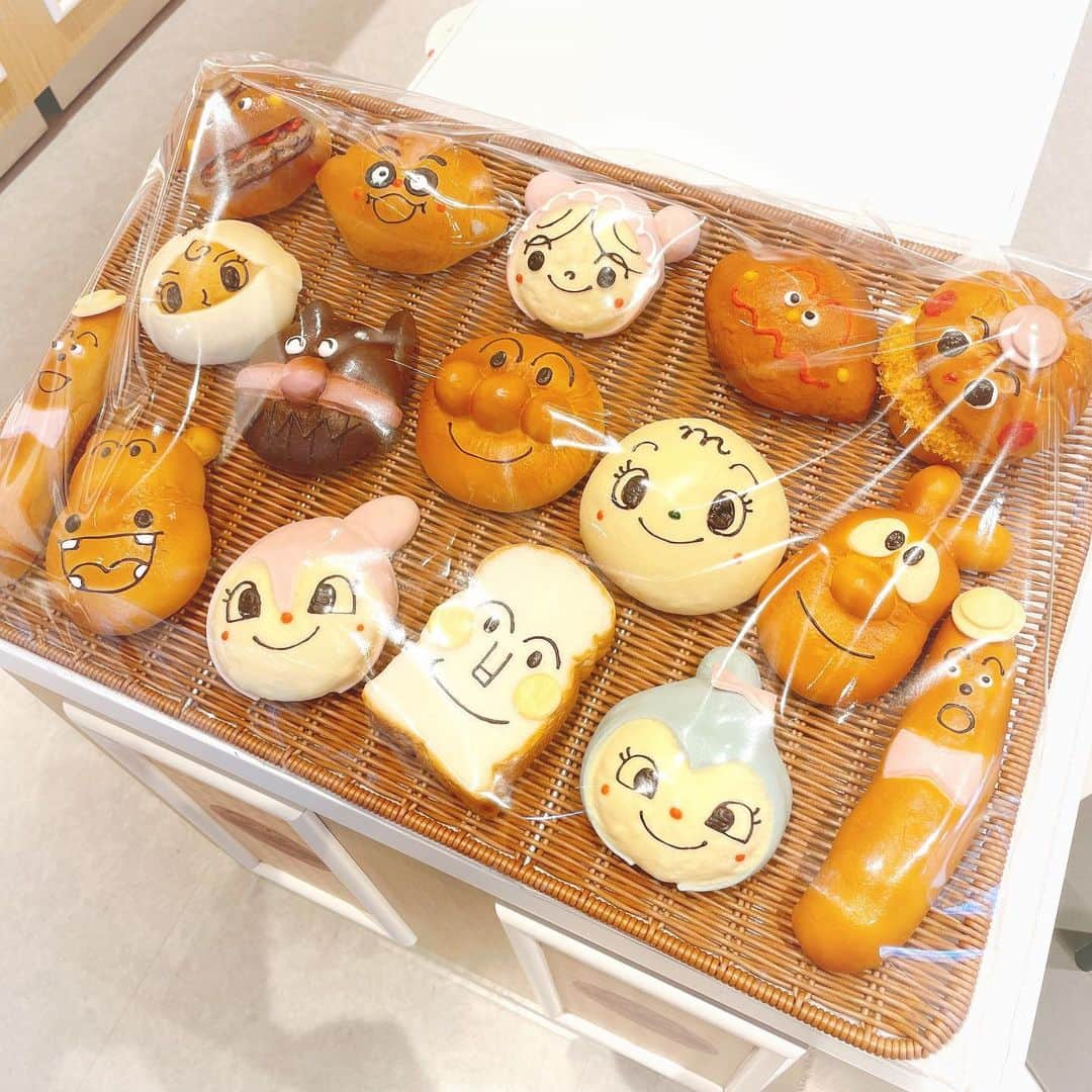 sakiさんのインスタグラム写真 - (sakiInstagram)「アンパンマンミュージアム内ジャムおじさんのパン工場のパン🍞 . めっちゃ可愛いし映える！ #ラテアート も可愛かった🥺💓 . .  @yokohama_anpanman  #アンパンマンミュージアム #アンパンマン #アンパンマンおもちゃ #アンパンマンミュージアム横浜 #アンパンマンショー #アンパンマンこどもミュージアム #アンパンマン号 #アンパンマン大好き #子連れok #子連れイベント #子連れお出かけ #子連れスポット #子連れおでかけ #3歳女の子 #2歳差育児 #ジャムおじさんのパン工場 #アンパンマンパン #ラテアート可愛い #デコパン #映えスイーツ #映えカフェ」1月21日 19時55分 - saki_0806