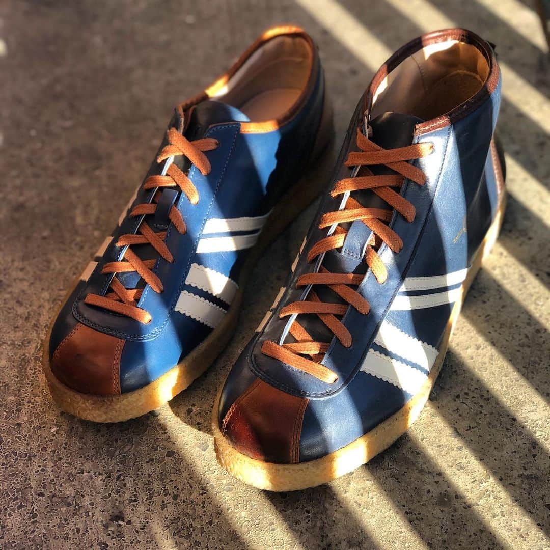 のインスタグラム：「Sun in Berlin ☀️ Der authentische Vintage-Look des Low Top Trainers basiert auf Zeha Spezial- und Trainingsschuhen der 60er Jahre, die zur damaligen Zeit mit Kreppsohlen und Ringarmierungsstreifen gestaltet wurden. Der Trainer kombiniert edles Schuhdesign mit einem hohen Maß an Tragekomfort. Diese Farbkombination ist eine Variante aus hochwertigem, weichem Kalbsleder. Die klassische 8-Loch-Schnürung ist ohne Ösen und mit logogeprägter Zunge, gepolsterter Lasche und Schaft, verstärktem Zehen- und Fersenbereich dank elastischer Kappen. Der Schuh hat eine Lederbrandsohle und gepolsterte, herausnehmbare Ledereinlegesohlen, Ringarmierungsstreifen und eine Kreppsohle aus echtem Naturkautschuk. Der Trainer kommt mit einem praktischen Aufbewahrungsbeutel aus schwarzen Leinen. Handmade in Portugal」
