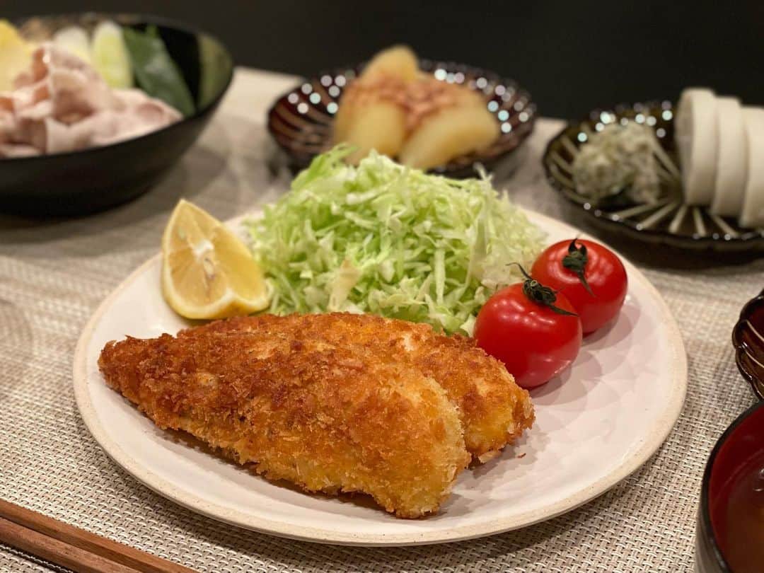 黒田麻理耶さんのインスタグラム写真 - (黒田麻理耶Instagram)「. ささみのカツレツと自家製のお味噌汁👩‍🍳 . ささみは副菜でよく使うけど、 メインでカツレツにしたのは初めて🙋‍♀️ @bussymariさんのレシピを真似っこしました🥺❤️ 簡単に美味しく出来たし、これはハマりそう✨ . お味噌汁は昨年2月に @yourkins_officialの企画で 作ったお味噌を使いました☺️ 約8ヶ月寝かせてドキドキしながら開けたら… 美味しいお味噌が出来てた〜😭💓感動‼️ いつも以上にお味噌汁が美味しくて嬉しい☺️❣️ . #手料理  #料理  #食卓  #cooking #まりやごはん  #おうちごはん  #和食  #手作り #ささみのカツレツ  #豚肉のしゃぶしゃぶ #数の子  #板わさ  #無限ピーマン #エリンギのニンニク炒め  #玄米 #豆腐と油揚げのお味噌汁  #白ワイン #手作り味噌  #味噌作り」1月21日 19時49分 - mariya_kuroda