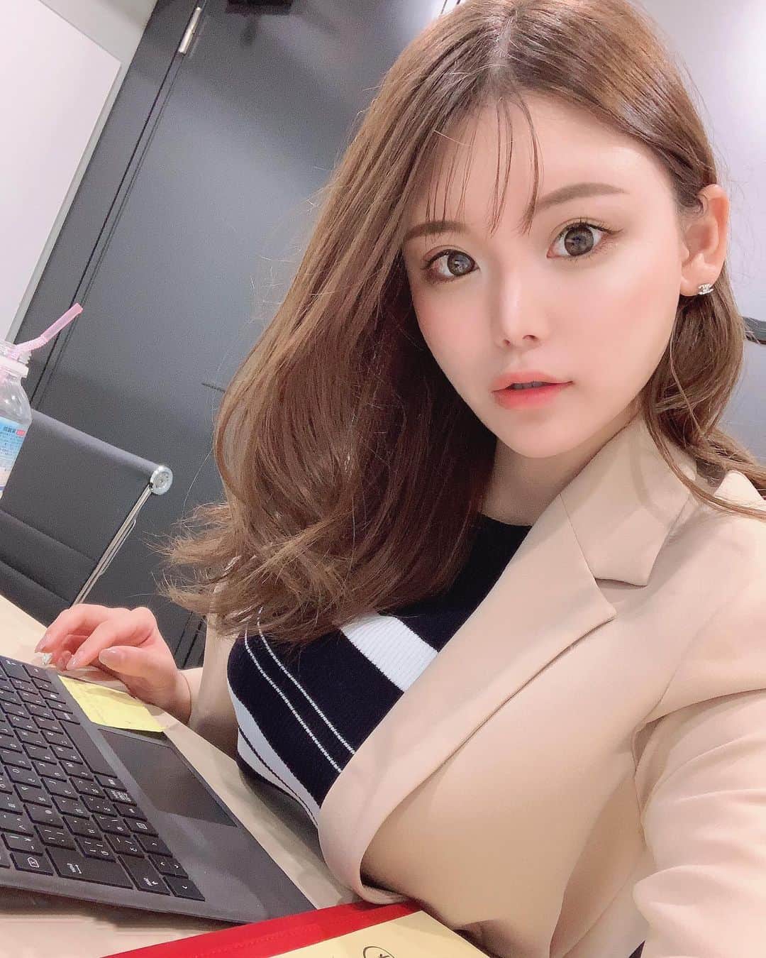 あやごるふのインスタグラム：「めちゃくちゃご好評いただいた﻿ お仕事シリーズ👩🏻‍💻﻿ ﻿ 新型コロナウイルスのおかげで﻿ zoomが定着してくれて、﻿ 遠方の方との初面談はzoomが多いです💻﻿ ﻿ 少し前までは確定申告のご相談とかでも﻿ 地方に飛び回ってたなぁ〜🚅✈️﻿ ﻿ 便利にはなったけど、﻿ なんかちょっと寂しい…🥲（出張大好きマン）﻿ ﻿ ﻿ ﻿ ﻿ #不動産 #物件 #タワーマンション #インテリアデザイン #不動産屋 #新築 #不動産投資 #中古物件 #物件情報 #中古マンション #マンション #不動産営業マン #不動産女子 #不動産投資家 #不動産投資セミナー #不動産投資コンサル #不動産投資女子 #営業女子」