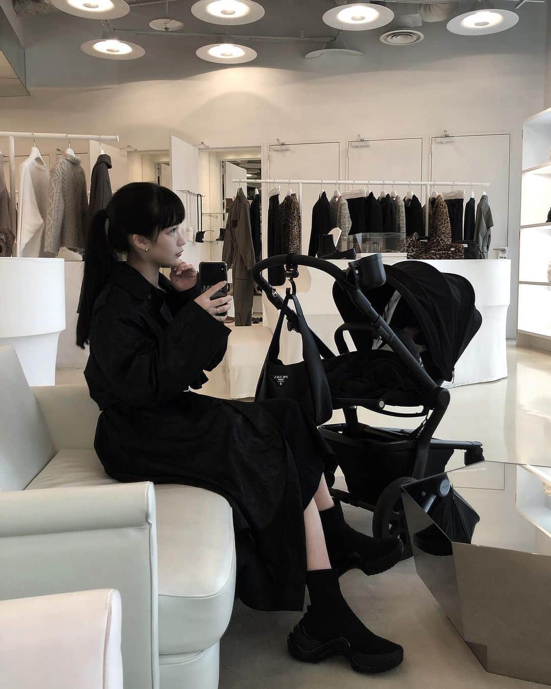 中村くるみのインスタグラム：「2 months ago  写真撮る時だけマスク外してるよ〜〜 あ〜実家帰りたいな〜 たまに気分が落ち込んで無気力になるんだぁ 最近ずっとそうなんだよなぁ でもママがんばるぞ〜みんなもがんばろうね♥」