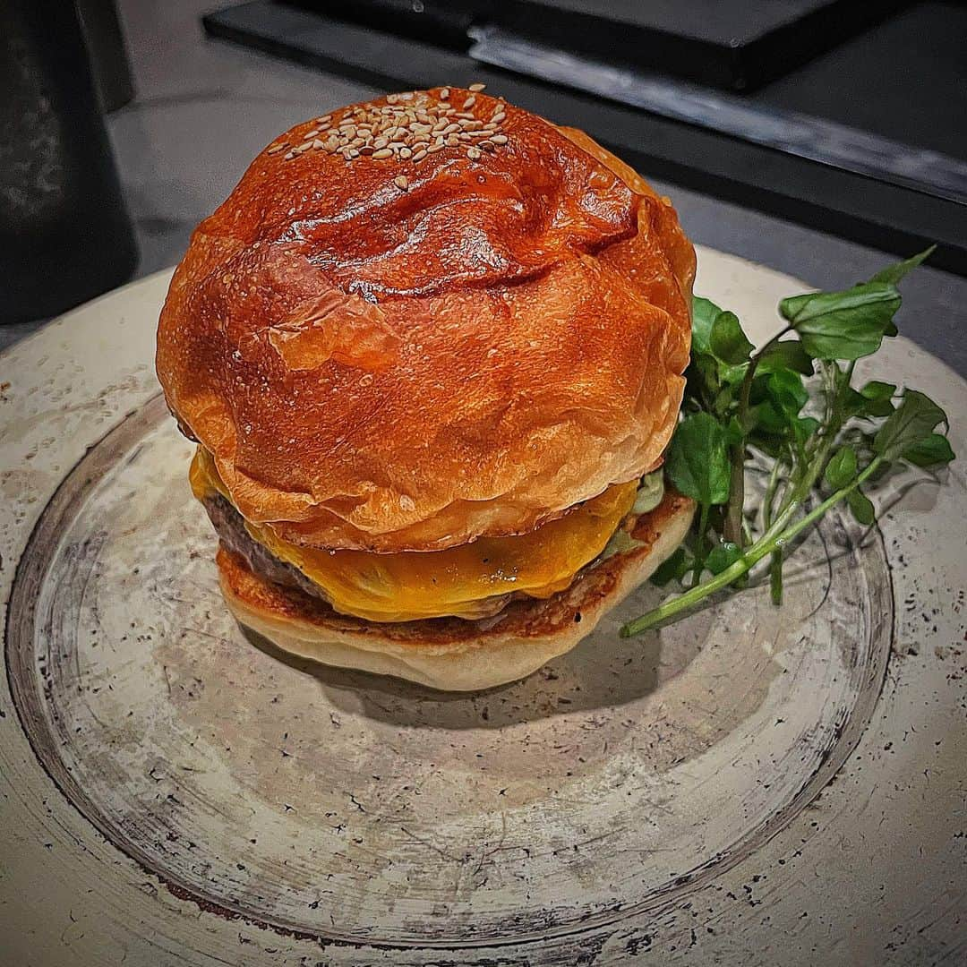 堀江貴文さんのインスタグラム写真 - (堀江貴文Instagram)「#wagyu #wagyumafia # hamburger #wagyumafiadistrict #BIGWAG #アーティスト一点モノのお皿に乗せて提供します #美味しくないわけがない #夕食 #料理 #美味しい #ごはん  #food #foodlovers #foodie  #delicious #foodoftheday #foodgasm  #yum #yummy #tasty #eat #eating #hungry #foodpics #fresh #tasty #eating #foodpic #instafood https://wagyumafia.official.ec/items/38763811」1月21日 19時52分 - takapon_jp