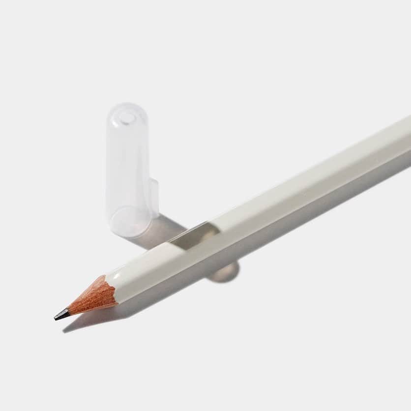 TOOLS to LIVEBY / 禮拜文房具のインスタグラム：「. Mitsubishi Uni 素白考試鉛筆  新上市  雅緻素白的筆身，濃黑筆芯具備出色的附著力。 不僅適合平時書寫也符合應試需求， 是美觀實用兼具的功能筆款。  禮拜文房具官網、店舖同步販售中。  www.toolstoliveby.com.tw」