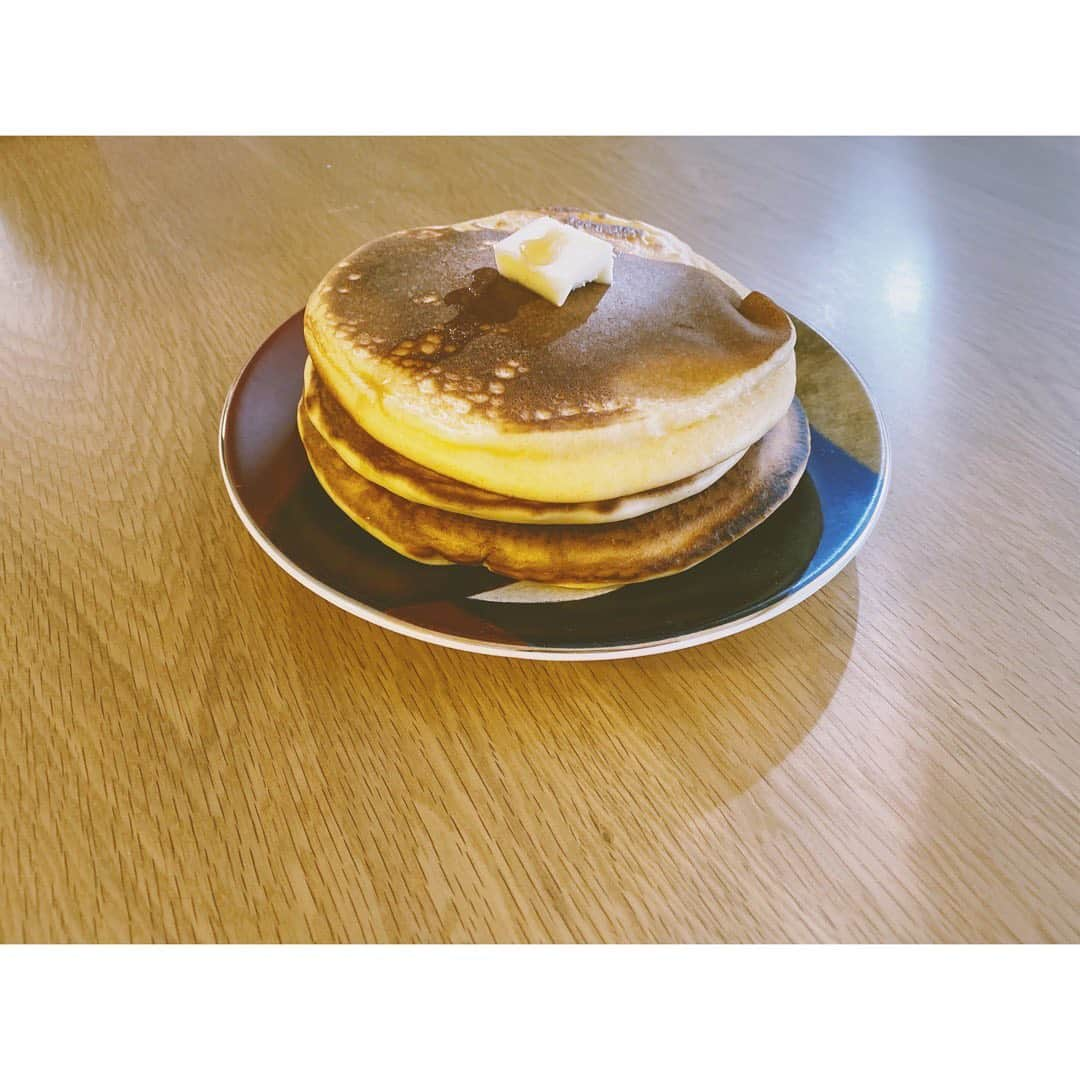 中丸シオンのインスタグラム：「💁🏽‍♀️🥞 ほんまnemuiですが映画みたいです。現代美術館も行きたいです。」