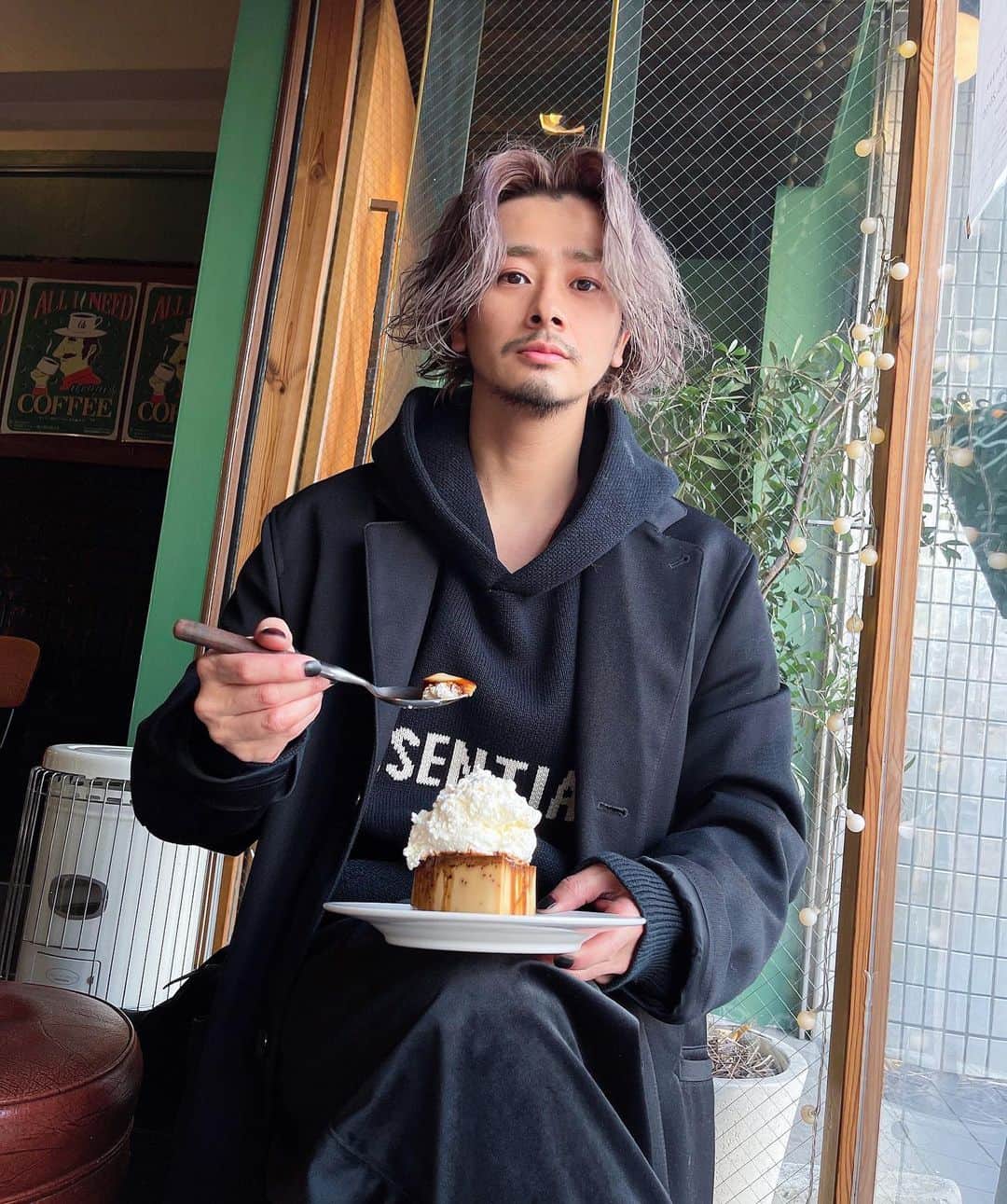 加代憲康のインスタグラム：「2月2回目のご予約埋まりました🙇🏼 沢山のご予約ありがとうございます。  ラストの3回目は来週の水曜日27日21時から開放しますのでご予約お待ちしてます。  オンラインサロンsecret colorも入会頂きてありがとうございます！専用アプリでは毎日更新してます。メンバー限定LINEグループ【軸】は、リアルタイムで更新してます。  引き続きタブーケイでは常時換気、消毒の徹底、マスク営業、加湿器を使用し気をつけてサロンワークさせて頂きますので皆様よろしくお願いします。  #essentials #fogessentials #supreme #コムデギャルソン #シュプリーム #commedesgarcons」