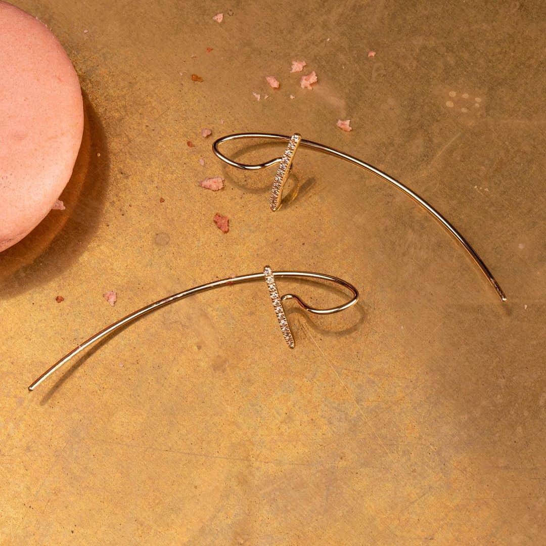 Hirotaka Jewelryさんのインスタグラム写真 - (Hirotaka JewelryInstagram)「Gossamer Diamond Bar Hook Arrow Earring #hirotakajewelry」1月21日 19時53分 - hirotakajewelry