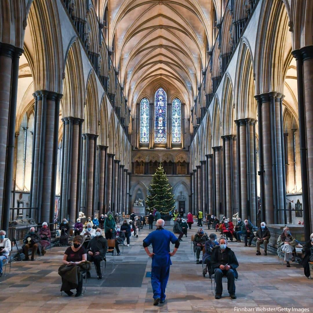 ABC Newsさんのインスタグラム写真 - (ABC NewsInstagram)「People wait for a vaccine shot at the vaccination centre set up inside Salisbury Cathedral in Salisbury, England. Yesterday, the British government announced that over 4 million people have received their first dose of a covid-19 vaccine.」1月21日 20時00分 - abcnews