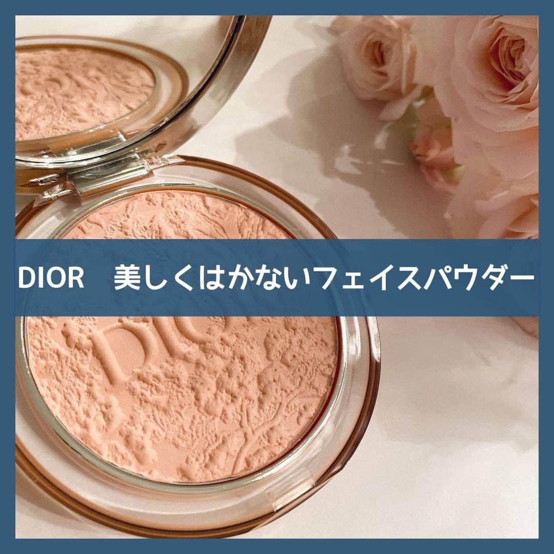 to buyのインスタグラム：「. ＼🌷DIOR 美しく儚いフェイスパウダー🌷／ . 【DIOR ディオールスキン ミネラルヌード グロウパウダー 01 ブルーミングガーデン】 @diormakeup . 美しい見た目と肌馴染みの良いフェイスパウダー。 繊細なデザインで、使いやすい質感です。 ぜひ、試してみてください♡ . 今回は、@ayaka_beauty_7さんの投稿をご紹介させていただきます✨ . ———————————————— . Dior 「ディオールスキン ミネラルヌード グロウパウダー 01 ブルーミングガーデン」💐💕  Diorを象徴するテキスタイル、 「トワル ドゥ ジュイ」が象られたフェイスパウダー。  「トワル ドゥ ジュイ」とは、フランスの伝統的な　 デザインで、主に2色で構成され、18世紀の人物や 動物、自然を描いたものといわれています。 フランス王妃マリーアントワネットも好んだと 伝えられ、Diorでは創業当時から使用されてきた そうです。  とても美しく、どこか儚い型押し。 自然の木々などがとても繊細なエンボス加工で 描かれています。 しばらく眺めていられます✨  そっと筆を通してみると、さらっとした質感で つけ心地が軽く、肌馴染みの良いカラーで肌に 血色感を与えてくれます。  💎カラー パレットで見るカラーは、光によって変わる 印象ですが、ピンクがかった薄いベージュ色です。 細かなラメが入っています。  💎質感 さらさらとした質感で、軽いつけ心地です。  💎仕上がり ピンクがかったベージュ色なので、白浮きせず、 とても肌に馴染み、血色感が出ます。 細かなラメも入っているので、肌にツヤも出ます。  とても繊細なデザインですが、フェイスパウダー として、使いやすい質感・カラーだと思います💓  エレガンスのラプードルⅣと比べると、ラプードル はパウダーの色が白っぽいこともあり、肌が ワントーン明るくなる印象ですが、こちらは、 パウダーがピンクがかったベージュのため、 肌の色は変わらず、血色感が出て、顔全体が 明るくなる印象です。 コンパクトの大きさはほとんど同じで、 ラプードルのほうが少しだけ小さいです。  ケースは薄くコンパクトで、ブラシは付属されて いません。  伊勢丹新宿店、オンラインストアmeecoでの 限定発売です。  今回はmeecoから購入しましたが、伊勢丹新宿店では、 1月12日まで、「トワル ドゥ ジュイ」の世界観に 包まれた、「ディオール カラー ファンタジア」 のイベントが開催されています。 . ———————————————— . to buyでは紹介するコスメや美容情報を募集中！ 素敵な投稿をアップしている方を リポストでご紹介させていただきます！ @tobuy_official か #tobuyコスメ をタグ付けしてくださいね💫 . . #コスメレビュー #コスメ好きさんと繋がりたい #メイク好きさんと繋がりたい #メイク好きな人と繋がりたい #美容好きな人と繋がりたい #美容好き #メイク #メイクアップ #メイク好き #コスメ #コスメ垢 #コスメ部 #コスメオタク #コスメマニア #コスメ大好き #DIOR #ディオール #ディオールスキン #フェイスパウダー # #トワルドゥジュイ  #デパコス #コスメ紹介 #コスメ購入品 #コスメレポ」