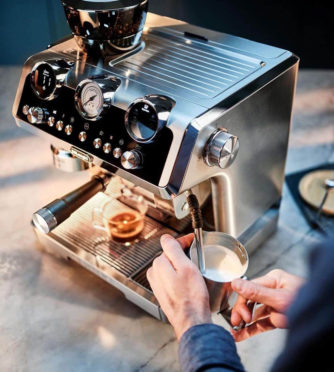 De'Longhi Sverigeさんのインスタグラム写真 - (De'Longhi SverigeInstagram)「Kaffeälskare är alla olika - vissa vill ha barista-kvalitetskaffe med bara en knapptryckning, andra vill släppa sin inre barista lös och bemästra konsten att brygga en perfekt kopp kaffe ☕️ Vi har både helautomatiska och manuella maskiner - allt för en kaffeälskare som dig 💙 #delonghi #seriousaboutcoffee #kaffekärlek #coffeelove」1月21日 20時00分 - delonghisverige