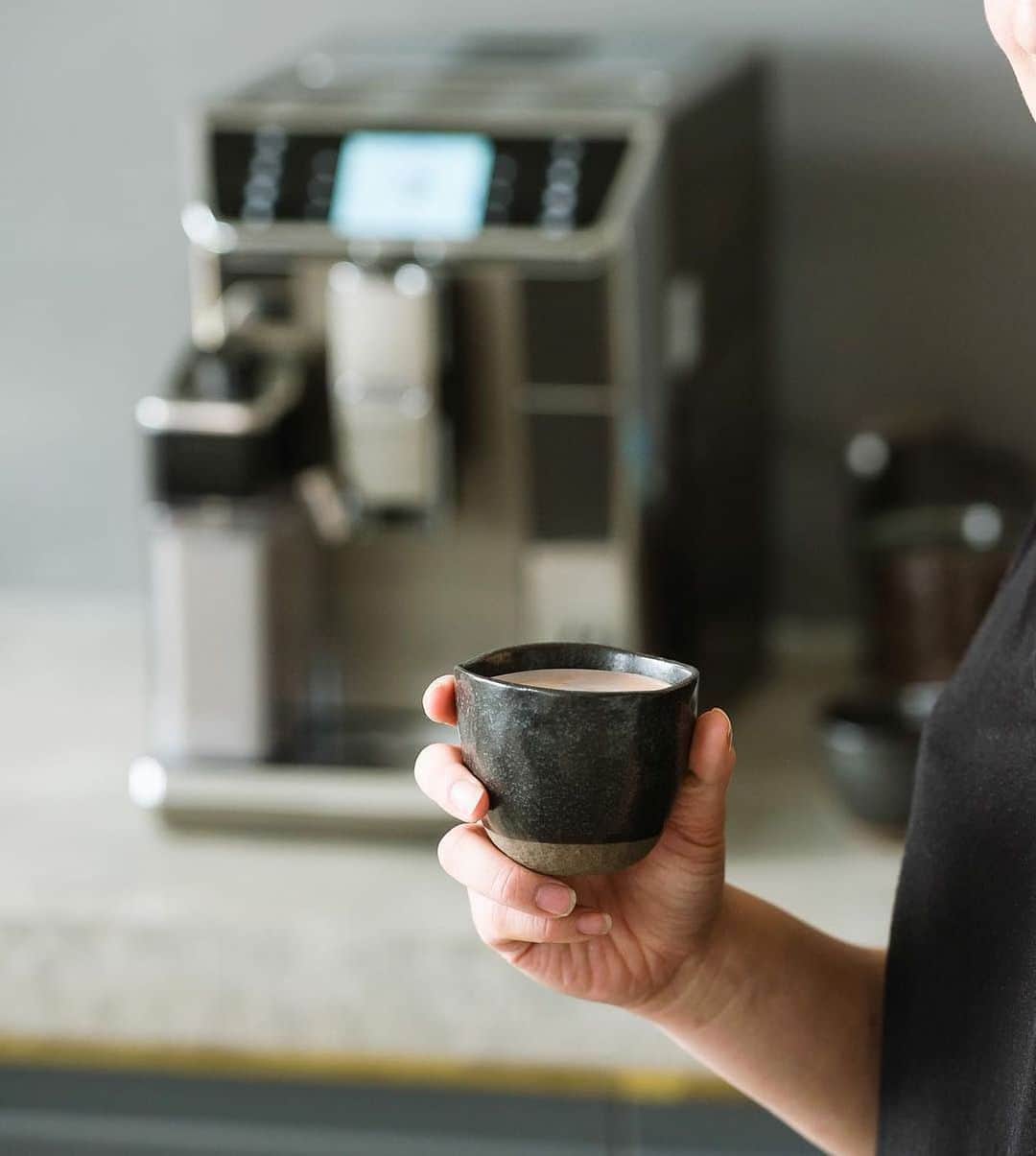 De'Longhi Sverigeのインスタグラム：「Kaffeälskare är alla olika - vissa vill ha barista-kvalitetskaffe med bara en knapptryckning, andra vill släppa sin inre barista lös och bemästra konsten att brygga en perfekt kopp kaffe ☕️ Vi har både helautomatiska och manuella maskiner - allt för en kaffeälskare som dig 💙 #delonghi #seriousaboutcoffee #kaffekärlek #coffeelove」