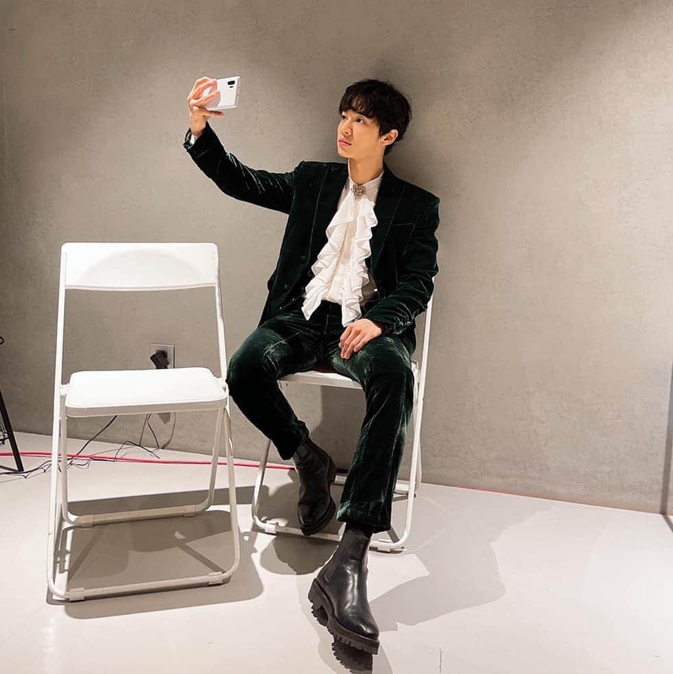 ギグァンのインスタグラム：「셀카보단 풀샷😎😎😎😎」