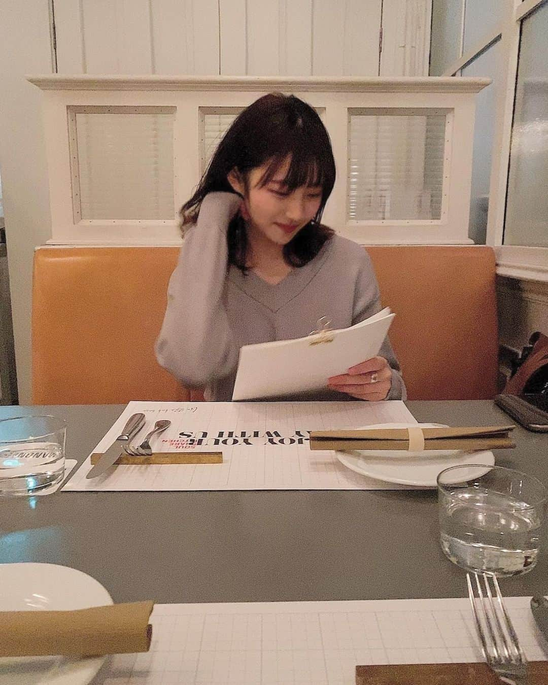 山本帆乃佳のインスタグラム：「. 食べることが好きすぎてなに食べようか決める時ニヤニヤしちゃう🍽🤍  大学の友達の誕生日お祝いした🥂 びっくりするくらい喜んでくれて幸せな時間でした☺️🤍  お食事は別投稿で♡  #emanonthesoulsharekitchen #バースデープレート #サプライズ　#サプライズ好き」