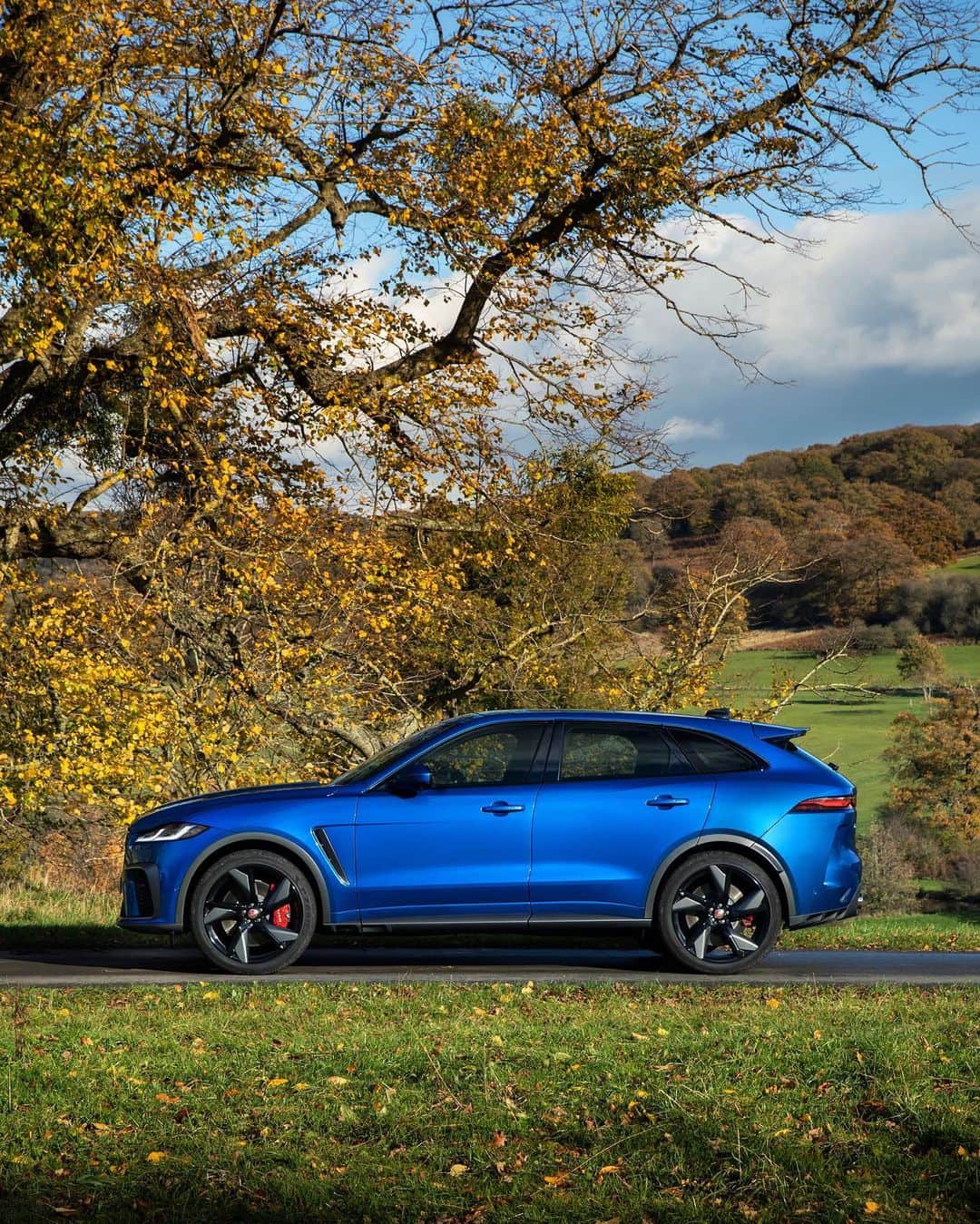 Jaguarのインスタグラム：「It's ok to stop and stare.   Exclusive to the New #Jaguar #FPACE #SVR, the 'Palm Grip' Drive Selector is finished in dimpled leather with heritage logo-inspired detailing and debossed SVR logo.   #SpecialVehicleOperations #Premium #Luxury #Performance #SUV #SportsCar #SuperCar #Exclusive #Bespoke #Technology #Design #InteriorDesign #CarsofInstagram #InstaCar」