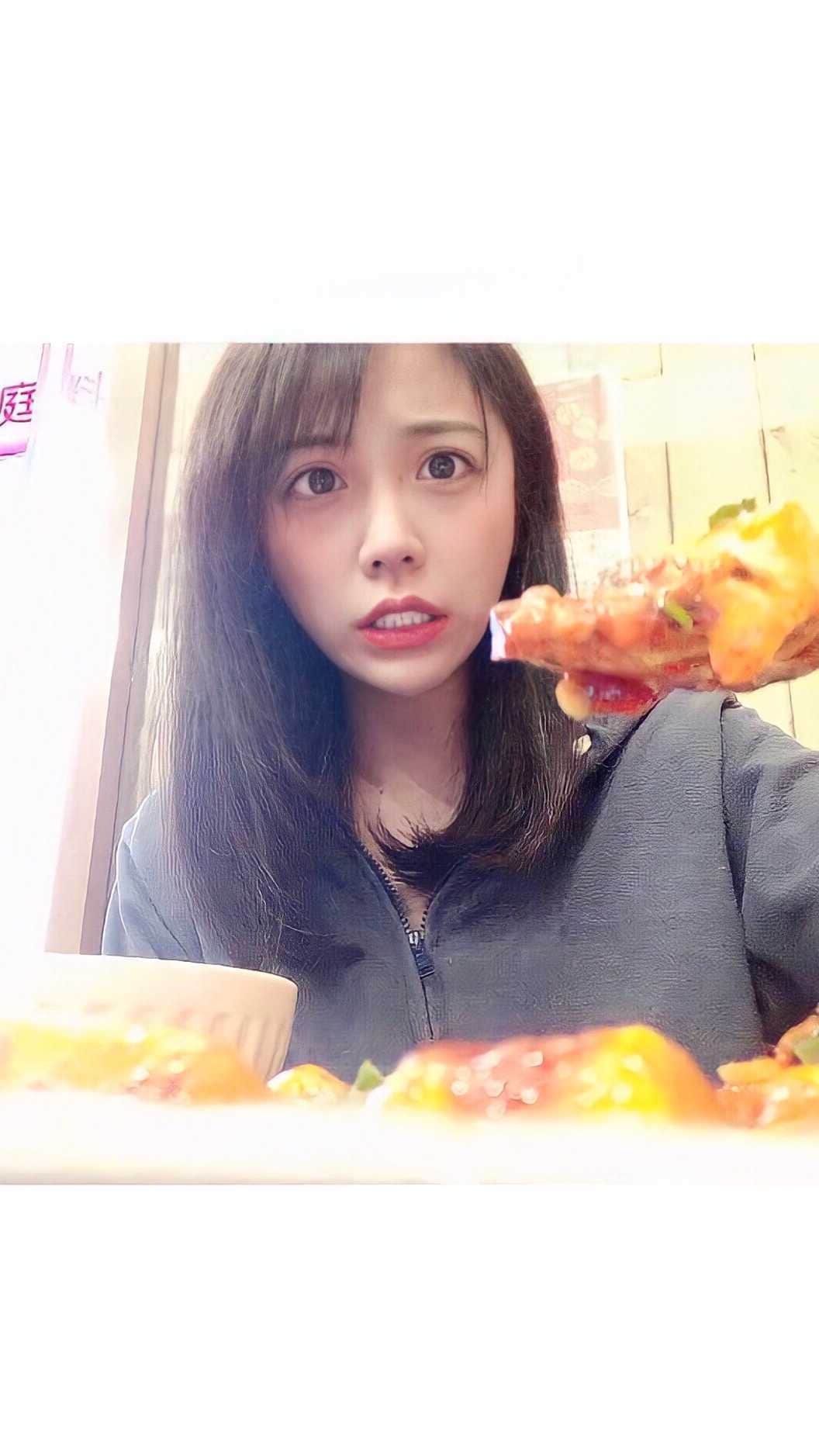 のインスタグラム：「家庭料理揚の激辛麻婆豆腐🥵🌶 部屋着スッピンでひとりで激辛食べに行って辛すぎて段々つらくなってる動画ですwww 一番辛くしてって言ったら中本の北極10倍(辛さ90)よりキツかったですwww  激辛はダイエット🥳ww  #激辛#激辛グルメ #激辛部 #激辛女子 #激辛好き #池袋#池袋グルメ#グルメ#グルメ好きな人と繋がりたい #グルメスタグラム #グルメ女子 #ランチ#池袋激辛#リール#ダイエット#激辛ダイエット#発汗#食べるの好きな人と繋がりたい#中本#北極#家庭料理揚#揚」