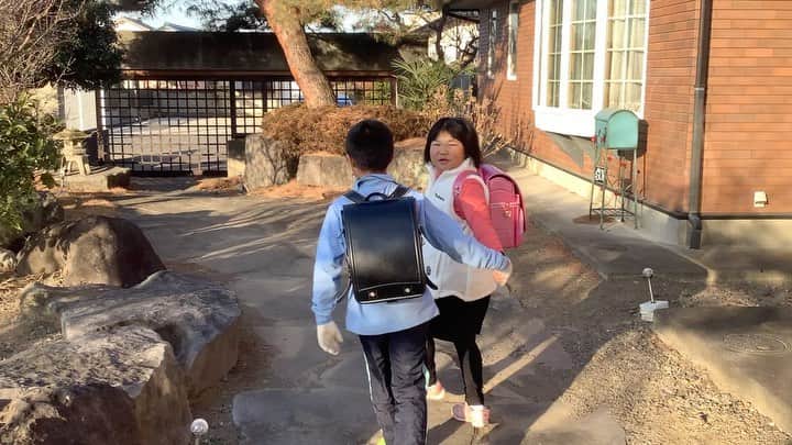 のインスタグラム：「弥勒の学校に行く姿を見たいという母性本能が高いファンがあまりにも多いため、今日はそのような投稿。  ゴルフの練習がすごい中も、弥勒は今でも学年でトップの成績を維持している。  特に国語や算数は得点が良く、英語と歴史（これらはあまり授業がないが）はダントツであると言っても過言ではないと思う。  この辺は妻のおかげ。そして、勉強の仕方と効率を茨城にいる時に追求した私のメソッドのおかげ（笑）  子供のいない人ほど、私たちのやり方にケチをつけることが多いが（そのようにやっていると思春期になれば。。。などとくだらない発言も目立つが）私も妻も、このように育ち、人なみ以上の生活と各フィールドで成功を納めているので、そのような人たちには、批判する自分たちの現在がどれほどすごいのか、考えてから助言をしてほしいと思う。  はっきり言って親しか、自分の子供の責任は持てないので、いらないお世話である。  妻も私の両家ともに、成功の道から脱落者（もしくは、各フィールドで）2流など1人も出ていない。  受け継がれている、教育方針、そしてやり方は各家庭、全員が違うと思う。  押し付けや助言は、うちの場合必要ないと現段階では思っている。  なので、これからもブレないので各スペシャリトたちは、自らの頼んだことを教えていただければと思う。。。  全ては弥勒（そして子供たちの成功のため）。  まずは短期のもので成功を収めて、それが長期につながる。  トレーナーのおかげで本当に一流に体幹が強くなっている。  感謝でいっぱいだ。  off to school! Then to core training and abacus math.  #school #学校 #coretraining #子育て #いない人ほど口出す #溜まった ものではない #うちはぶれずこれからも家内とチームだけで結果を出していく　#げんきどう #genkido」