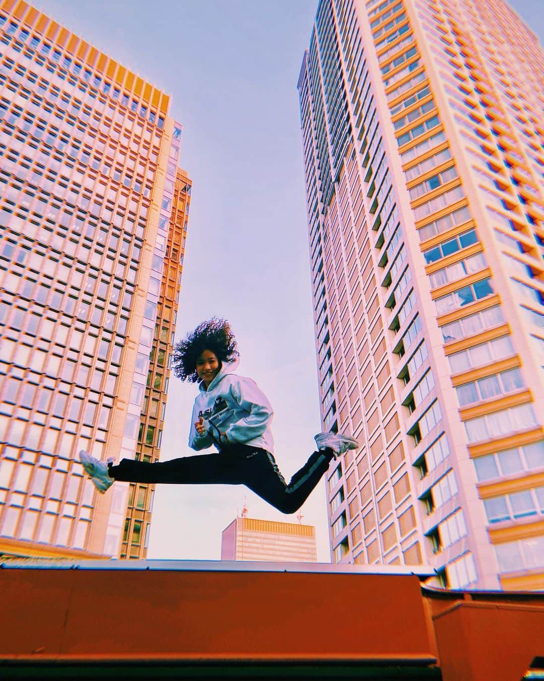 KAEDE さんのインスタグラム写真 - (KAEDE Instagram)「JUMP👩🏽‍🦱😂  #streetstyle #streetfashion #street #streetwear #streetgirl #スパイラルパーマ #スパイラル #spiralperm #パーマ　 #ストリート系女子 #ストリートファッション　#ストリートコーデ #カジュアル #カジュアルコーデ 　#オーバーサイズ　#asianzdancers #asianz #スニーカー女子 #スニーカーコーデ」1月21日 20時09分 - chu_z_kaede