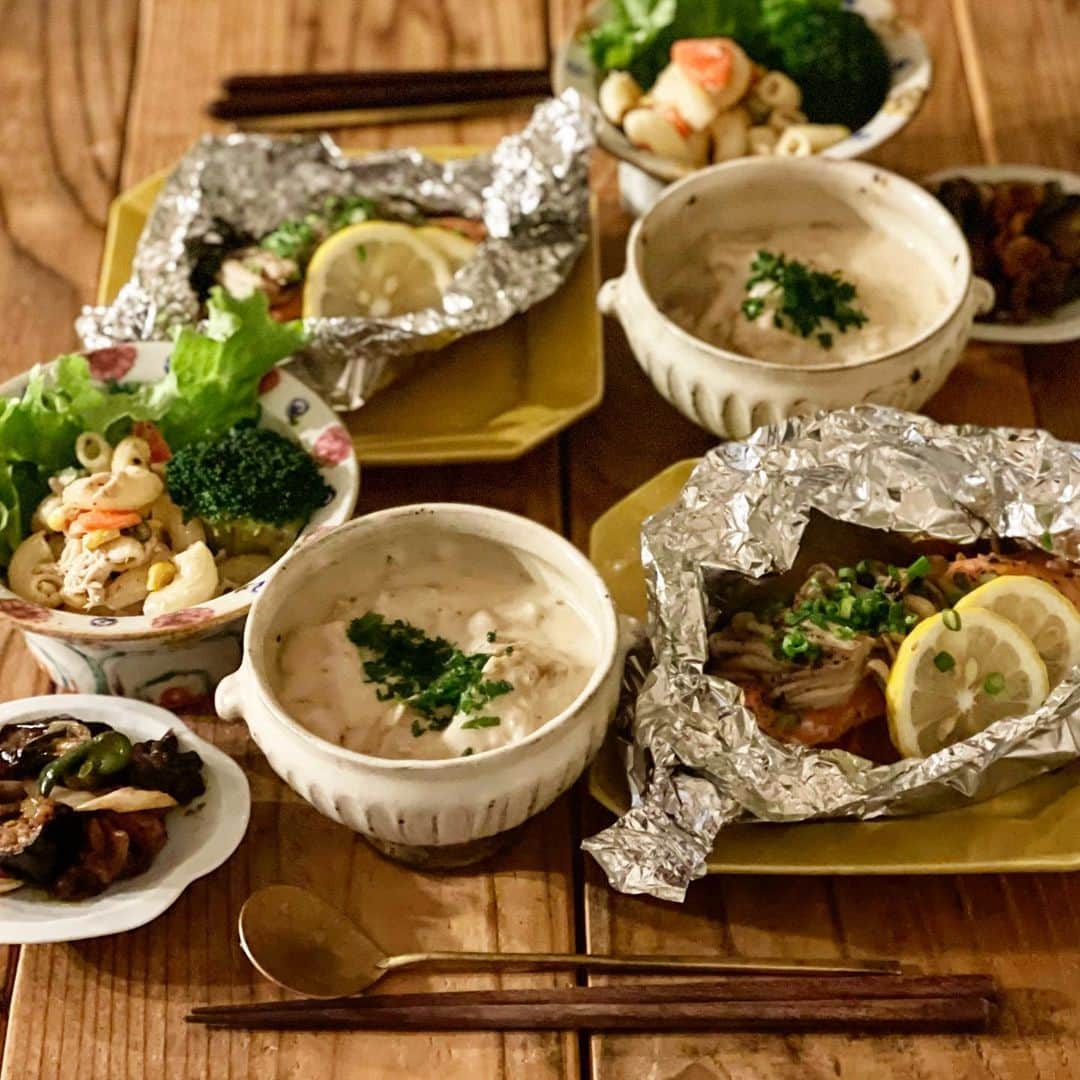 Atsukoのインスタグラム：「今日の晩ご飯とお弁当  晩ご飯  チキンのシチュー 鮭のホイル焼き マカロニサラダ 茄子と豚肉のピリ辛炒め  お弁当  芽キャベツと竹輪の天ぷら 茄子と豚肉のピリ辛炒め マカロニサラダ さつまいものレモン煮 ラペ ゆで卵  久しぶりに鮭のホイル焼き作ったらうまー。笑  バターと醤油のハーモニーがツボすぎて2個たべられそうだった🤣🤣 お肉ばかりじゃなくて、やっぱりお魚も食べないとダメね。 週3はきついかもだけど、週2くらいは食べたいなー。笑  そういえば、Netflixで話題の映画の パラサイトやってて、みてみた。こんなに早く見られると思ってなかったのでびっくり😂 感想は、面白かった！ いやなんか後半ハラハラドキドキしたけど。 パクソジュン好きで、最初出てきたと思ったけどそれっきり出てこなくて残念だったけど🤣」