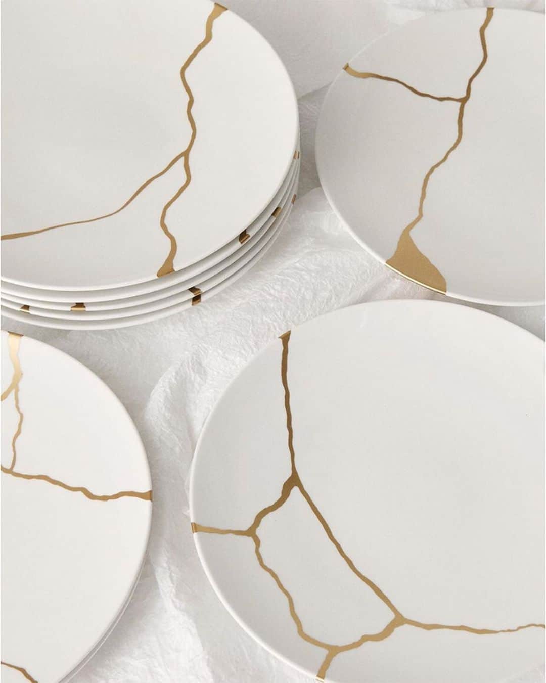 ロクシタンのインスタグラム：「“✨ Reflect. Repair. Restore... Kintsugi – also known as “Golden Repair” – as a philosophy treats breakage and repair as a part of the history of the object, rather than something to disguise. This thought inspired the artist Sarkis in the creation of this collection.” - @bernardaud  We love this delicate work – highlighted even more with this wonderful tribute to Sarkis, a french artist. Bernardaud work can be spotted around our stores – they create the beautiful jars for our candles! 🕯  #CelebratingCraft #Ceramic #shoplocal #LOccitane」