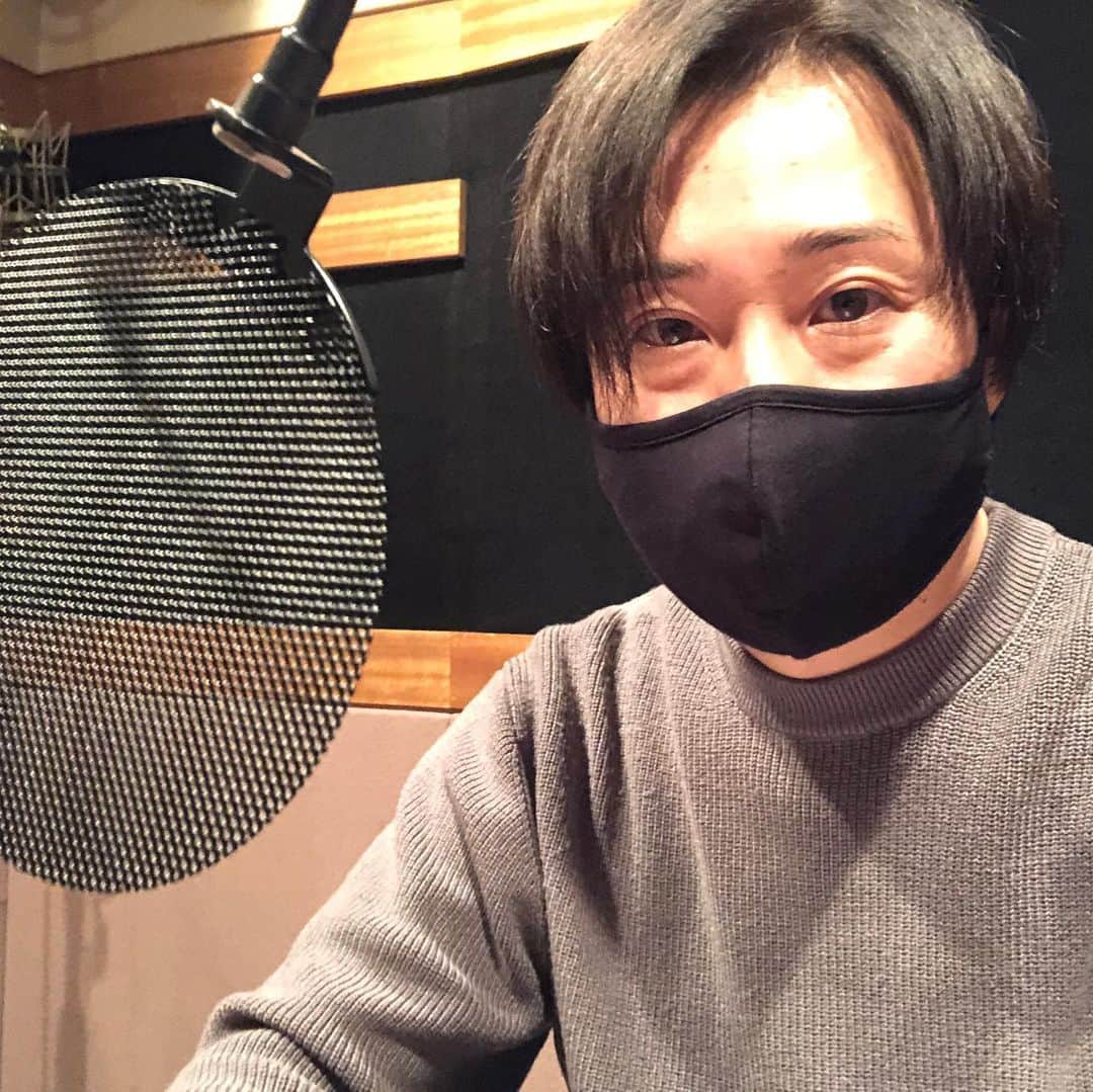 あつひろのインスタグラム：「今日はナレーション収録🎙  最終選考の2人まで残っていて、ドキドキしてたのですが無事に選んで頂き感謝です!!  現場のスタッフさんがアニメ好きで、本番前に楽しいお話で盛り上がりリラックスさせてもらえました😌  また呼んでもらえると嬉しいな！  #ナレーション #TVCM  #あつひろ #声優　#ナレーター」