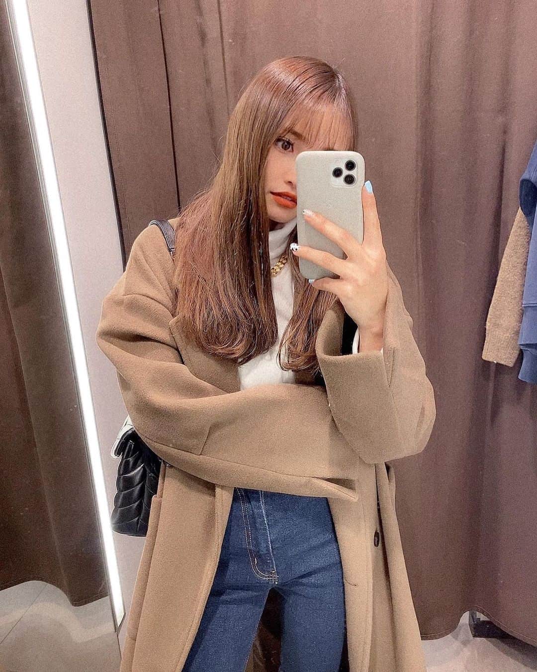 のインスタグラム：「. . 明日雨か〜☔️ 誕生日は絶対雨か雪やねんけど🥲 なんでなんやろ？雨女なのか？😒 まぁ楽しむか🤪✌🏽❤️ . . ベージュのコートほしくてGET🤎 可愛い〜☺️ @isntshe_official  . . #ベージュコート #isntshe #イズントシー #ベージュコーデ #pr」