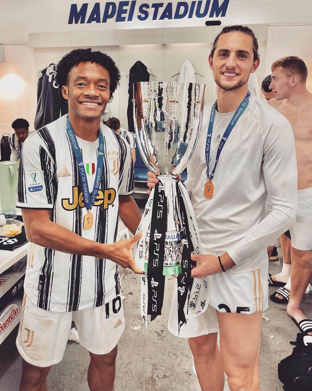 アドリアン・ラビオさんのインスタグラム写真 - (アドリアン・ラビオInstagram)「PicOfTheDay 🏆😁  #thursdaymood #happythursday #SUPERJUVE」1月21日 20時16分 - adrienrabiot_25