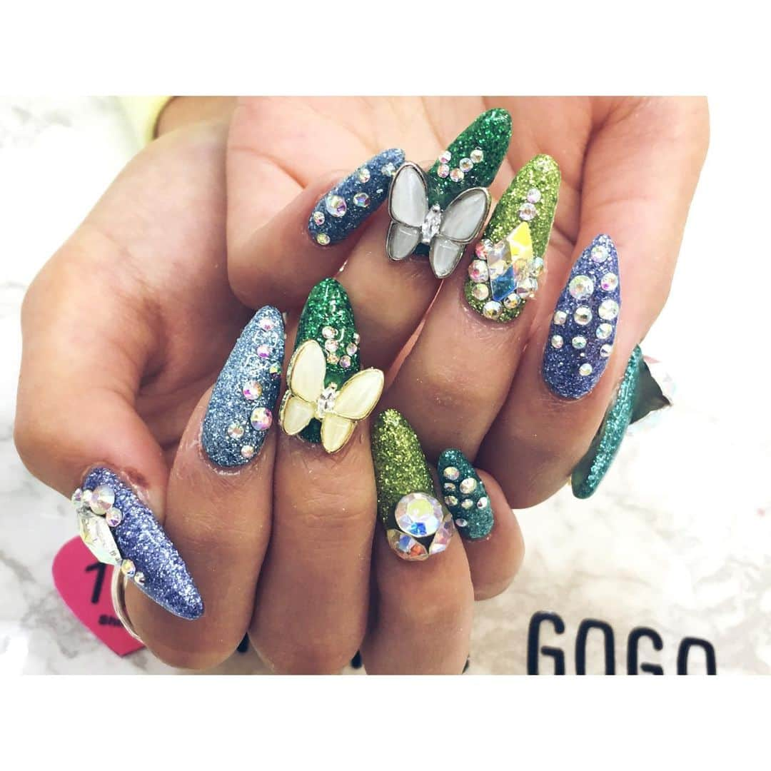 石垣千菜美さんのインスタグラム写真 - (石垣千菜美Instagram)「New nail💅 2021年初ネイルはこちら🦋 2年前に戻ったみたい🤣🤣  私はスカルプじゃなくて実は自爪なの‼️ すごい成長して強い爪になってくれた‼️感動すぎる🥺  @nailsgogo 03-5728-4343  渋谷センター街ZARA目の前3階  朝10時から22時まで営業✨  #ネイリスト募集 してたよ😊  #ネイル #nail #ジェルネイル #nailart #nails #ネイルデザイン #ネイルサロン #渋谷」1月21日 20時18分 - chi_nami.1108