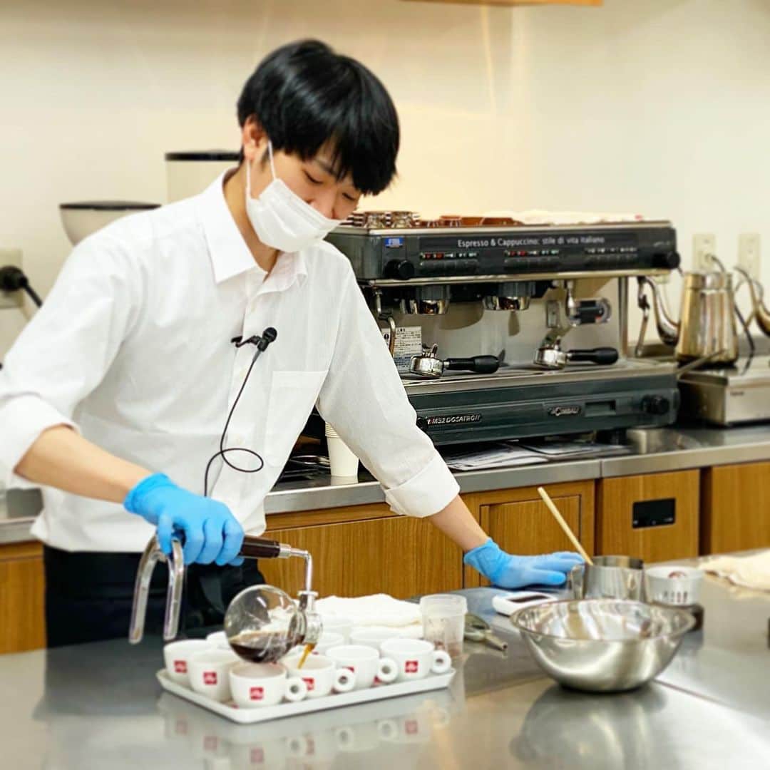 札幌ベルエポック製菓調理専門学校【公式】のインスタグラム：「カフェ科1年生  卒業生講師 久保先生から学ぶ 「サイフォン」の特別授業‼️  久保先生は、UCCコーヒーマスターズ 北海道地区大会のチャンピオンに輝いた 素晴らしい経歴を持った卒業生👏✨  普段の授業では頻繁に使うことのない サイフォンの技術を、プロからしっかり 教わりました。  サイフォンの原理や特徴を学び、 実技とテイスティングを繰り返し行うことで 学生たちも少し慣れることができたようです😊  久保先生、楽しく貴重な授業を ありがとうございました💖  #ベルエポック  #おでかけ授業 #特別授業 #業界直結 #プロから学ぶ #本物 #学び #製菓  #調理  #カフェ  #製菓調理専門学校ベルエポック #衛生管理  #食材教育 #札幌ベルエポック製菓調理専門学校 #いろいろな体験と #たくさんの出逢い #可能性が広がる #ベルエポック #学ぶ #身につく #技術 #instagram」