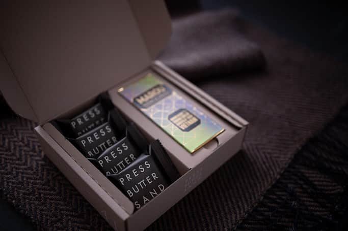 Naomiのインスタグラム：「#プレスバターサンド　のバレンタイン、今年はチョコレートメーカーのMAROUとのコラボ🍫  今回のために誕生したオリジナルブレンドのタブレットチョコと、そのチョコレートを使用したバターサンドのセットは、エンボス加工のパッケージもその色も大人っぽくて好み。大人のバレンタインに。  #バレンタイン2021 #marouchocolate #箱菓子倶楽部」