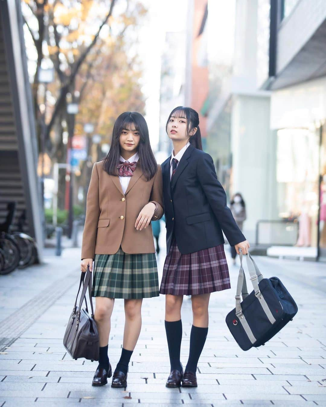 伊藤みゆさんのインスタグラム写真 - (伊藤みゆInstagram)「ポニーテール×制服のみゆは珍しいじゃろ~？🥴 ・ かなとのカタログ是非ゲットしてください😌✨ #かなみゆ #カンコー委員会」1月21日 20時20分 - ito_m__iyu