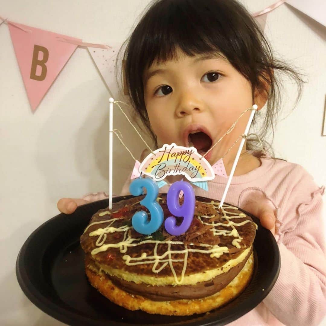 川島章良のインスタグラム：「. . . 今回ケーキがらまさかの  お好み焼きケーキ！！  びっくり！  お好み焼きケーキって見た目以上に  お好み焼きでした。  しかも味が、、  めちゃくちゃ美味かった。  普通にケーキレベル激高でしたよ。  @natsuki0624kia ちゃんありがとう  #ケーキ #お好み焼き #お好み焼きケーキ #誕生日ケーキ」