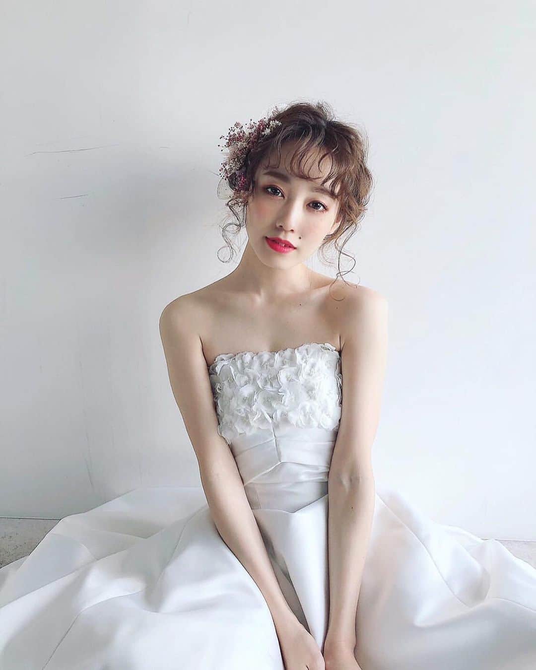 白岩まちこのインスタグラム：「≫≫🧴... 𝘴𝘩𝘢𝘮𝘱𝘰𝘰 𝘳𝘦𝘷𝘪𝘦𝘸  花嫁美容...❤︎ ㅤㅤㅤㅤㅤㅤㅤㅤㅤㅤㅤㅤㅤ ㅤㅤㅤㅤㅤㅤㅤㅤㅤㅤㅤㅤㅤ ㅤㅤㅤㅤㅤㅤㅤㅤㅤㅤㅤㅤㅤ 結婚式 延期組なんやけど、 やっと式まで１年切ったので、 花嫁美容進めてます👰🏼✨ ㅤㅤㅤㅤㅤㅤㅤㅤㅤㅤㅤㅤㅤ ㅤㅤㅤㅤㅤㅤㅤㅤㅤㅤㅤㅤㅤ ㅤㅤㅤㅤㅤㅤㅤㅤㅤㅤㅤㅤㅤ　 今日紹介するのは、シャンプー&トリートメント💇🏼‍♀️✨ ㅤㅤㅤㅤㅤㅤㅤㅤㅤㅤㅤㅤㅤㅤㅤㅤㅤㅤㅤㅤㅤㅤㅤㅤㅤㅤ ㅤㅤㅤㅤㅤㅤㅤㅤㅤㅤㅤㅤㅤ お仕事柄、髪の毛のケアはかなり大切。  ㅤㅤㅤㅤㅤㅤㅤㅤㅤㅤㅤㅤㅤ これまでいくつかヘアケアアイテムの レビューをしてきたけど、 直近ではこれが最後の紹介かな🧴🔻 ㅤㅤㅤㅤㅤㅤㅤㅤㅤㅤㅤㅤㅤ ㅤㅤㅤㅤㅤㅤㅤㅤㅤㅤㅤㅤㅤ ㅤㅤㅤㅤㅤㅤㅤㅤㅤㅤㅤㅤㅤ ㅤㅤㅤㅤㅤㅤㅤㅤㅤㅤㅤㅤㅤ オーガニックヘアケアブランド《 hmsシャンプー》🛁🚿 ㅤㅤㅤㅤㅤㅤㅤㅤㅤㅤㅤㅤㅤ ㅤㅤㅤㅤㅤㅤㅤㅤㅤㅤㅤㅤㅤ  🧴  @hms_humus  ㅤㅤㅤㅤㅤㅤㅤㅤㅤㅤㅤㅤㅤ フムスは【綺麗な髪の毛は健やかな頭皮で育つ】をコンセプトに開発されたヘアケアブランドで、頭皮の健康を第一に考えてるのん。  森や海などの自然の健康を保つ 自然界の循環物質であるフルボ酸・フミン酸から出来てる" 幹発酵エキス " を世界で初めて配合してるん🤭‼️  ㅤㅤㅤㅤㅤㅤㅤㅤㅤㅤㅤㅤㅤ ノンシリコンなのはもちろん、 香料の代わりに精油をふんだんに使っていて、余分なものが一切入っていないヘアケアアイテム👩🏻🧴  ㅤㅤㅤㅤㅤㅤㅤㅤㅤㅤㅤㅤㅤ ㅤㅤㅤㅤㅤㅤㅤㅤㅤㅤㅤㅤㅤ  ✶･･━✩━･･✶･･━✩━･･✶･･━✩━･･✶ㅤㅤㅤㅤㅤㅤㅤㅤㅤㅤㅤㅤㅤ ㅤㅤㅤㅤㅤㅤㅤㅤㅤㅤㅤㅤㅤ ㅤㅤㅤㅤㅤㅤㅤㅤㅤㅤㅤㅤㅤ 🧴  𝘴𝘩𝘢𝘮𝘱𝘰𝘰ㅤㅤㅤ250ml  ㅤㅤㅤㅤㅤㅤㅤㅤㅤ  ㅤㅤㅤㅤㅤㅤㅤㅤㅤㅤㅤㅤㅤ すこし固めで弾力のあるシャンプー。 香料を入れていないので 薬草のような独特な香りかな🌿  洗い流したあとはサラッとした手触り。  ㅤㅤㅤㅤㅤㅤㅤㅤㅤㅤㅤㅤㅤ ㅤㅤㅤㅤㅤㅤㅤㅤㅤㅤㅤㅤㅤ 🧴  𝘵𝘳𝘦𝘢𝘵𝘮𝘦𝘯𝘵  200gㅤㅤ ㅤㅤㅤㅤㅤㅤㅤㅤㅤㅤㅤㅤㅤ  白くてこっくりとしたテクスチャーのトリートメント。 スクワラン、ヒマワリ種子油配合で、 なめらかな指通りになる🍃 ㅤㅤㅤㅤㅤㅤㅤㅤㅤㅤㅤㅤㅤ  ✶･･━✩━･･✶･･━✩━･･✶･･━✩━･･✶  ㅤㅤㅤㅤㅤㅤㅤㅤㅤㅤㅤㅤㅤ ㅤㅤㅤㅤㅤㅤㅤㅤㅤㅤㅤㅤㅤ 乾かすと、絡まりもなくサラッとした手触り👩🏻‍🦰✨ ㅤㅤㅤㅤㅤㅤㅤㅤㅤㅤㅤㅤㅤ  しっとりまとまるというよりかは、 フワッサラっと、ボリュームを与えてくれる。  ㅤㅤㅤㅤㅤㅤㅤㅤㅤㅤㅤㅤㅤ ㅤㅤㅤㅤㅤㅤㅤㅤㅤㅤㅤㅤㅤ 猫っ毛の子や、髪にボリュームやハリを出したい子にオススメ🥰❤️  ㅤㅤㅤㅤㅤㅤㅤㅤㅤㅤㅤㅤㅤ ㅤㅤㅤㅤㅤㅤㅤㅤㅤㅤㅤㅤㅤ 香りは香料が入っていなくて、精油の香りなので、 薬草のような？オーガニックの香りがする🌿 ㅤㅤㅤㅤㅤㅤㅤㅤㅤㅤㅤㅤㅤ ㅤㅤㅤㅤㅤㅤㅤㅤㅤㅤㅤㅤㅤ ㅤㅤㅤㅤㅤㅤㅤㅤㅤㅤㅤㅤㅤ  色んなシャンプー&トリートメントを使ってみたけど、 当たり前やけど、同じ用途なのにそれぞれ仕上がりに特徴があって、 改めて自分に合うアイテムを選んでいくのって面白いなぁーって思った🥺💓  ㅤㅤㅤㅤㅤㅤㅤㅤㅤㅤㅤㅤㅤ ㅤㅤㅤㅤㅤㅤㅤㅤㅤㅤㅤㅤㅤ 残りのプレ花嫁期間、こうやって自分磨きを楽しみながら過ごしていきたいなっ🥰✨  ㅤㅤㅤㅤㅤㅤㅤㅤㅤㅤㅤㅤㅤ ㅤㅤㅤㅤㅤㅤㅤㅤㅤㅤㅤㅤㅤ ㅤㅤㅤㅤㅤㅤㅤㅤㅤㅤㅤㅤㅤ  みんなも自分に合うヘアケアアイテムが みつかりますように...😌🧴  ㅤㅤㅤㅤㅤㅤㅤㅤㅤㅤㅤㅤㅤ  ㅤㅤㅤㅤㅤㅤㅤㅤㅤㅤㅤㅤㅤ ㅤㅤㅤㅤㅤㅤㅤㅤㅤㅤㅤㅤㅤ ㅤㅤㅤㅤㅤㅤㅤㅤㅤㅤㅤㅤㅤ  ㅤㅤㅤㅤㅤㅤㅤㅤㅤㅤㅤㅤㅤ #シャンプー#トリートメント#ヘアケア #hms#フムス#PR #美容#育毛#髪質改善 #頭皮ケア#美髪#天然由来 #ヘアケア用品#ヘアケアグッズ#ヘアケア商品 #ヘアケアアイテム #フォトウェディング #ウェディングフォト#プレ花嫁#プレ花嫁準備 #関西花嫁#関西プレ花嫁 #花嫁準備#花嫁美容 #プレ花嫁さんと繋がりたい#前撮り写真 #marry花嫁#プレ花嫁2021 #ウェディング撮影#ブライダルフォト」