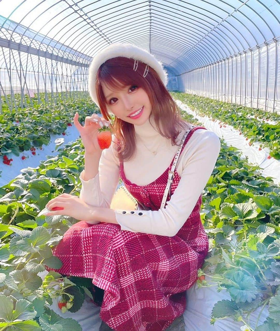 桜咲乃愛さんのインスタグラム写真 - (桜咲乃愛Instagram)「念願すぎるいちご狩り(🍓´▽`🍓)  実は海ではなくいちご狩りに合わせたコーデだったのです♡(*´∀｀*)人(*´∀｀*)♡笑  人もほぼ居なくて独占状態だったしたくさん大きいいちごがなってて嬉しかったー❤  品種は 章姫、やよいひめ、紅ほっぺがあったよ❤🍓✩°｡⋆♡*°  練乳付けなくても甘くて美味しかった♬︎♡ 動画は見栄えの為に先から食べてるけど、本当はヘタとって、おしりの方から食べるのが正解らしくてその食べ方で回った〜🥰🍓♥️   最初はやよいひめが1番すきかも！❤ って思ってたけど、交互に食べ比べしてったら紅ほっぺが1番かも？ って思ったり、食べすぎてどっちか決められなくなった！😂💖  すっごい大きいいちごが多かったのはやよいひめだったよー🍓💓✨  普段どんなに大きいいちご買ってもこれ超える大きさは見た事ない！ってぐらいのサイズのいちごがたくさん食べられて幸せでした🥰♥️🌟笑  ビニールハウス日差しぽかぽかであったかくて最高だったー♥️✨  帰りはサービスエリアでモカミックスのソフトクリームたべた‪🍦‬  寒いのに昔から絶対アイス食べたくなる😂💖  ひこちゃん行き帰り運転ありがと❤  #いちご狩り#いちご狩りコーデ#いちご狩りデート#赤ワンピ#赤チェック#チェックワンピース#千葉#サービスエリア#コーデ#ドライブ#休日の過ごし方#ファミリーファーム保田」1月21日 20時30分 - noasama1101