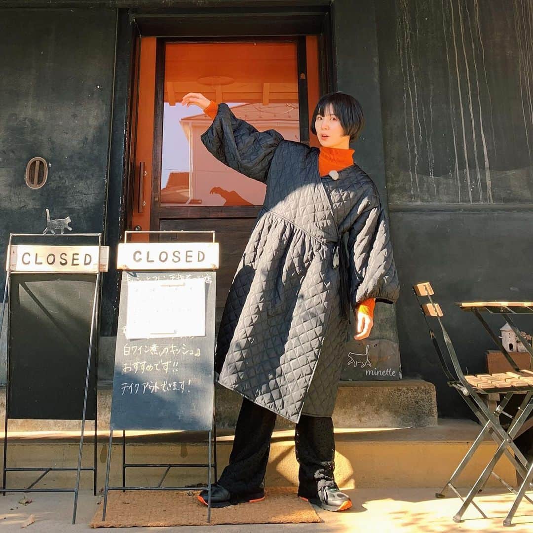 のインスタグラム：「オレンジ×ブラックコーデ。 こないだ「ネギッシュ」のロケで#はかり屋 に行ったときのです🛖✨ 古民家改装で、いろんなお店入ってて隅々タイムスリップ😯✨ . ワンピース：#cunead  タートルネック：#HAODUOYI パンツ：#BEAMSwomen スニーカー：#Reebok 時計：#danielwellington  . . #ブラックコーデ #ootd #キルティングコート #オレンジニット #オレンジコーデ #古民家カフェ #ネギッシュ #越谷」