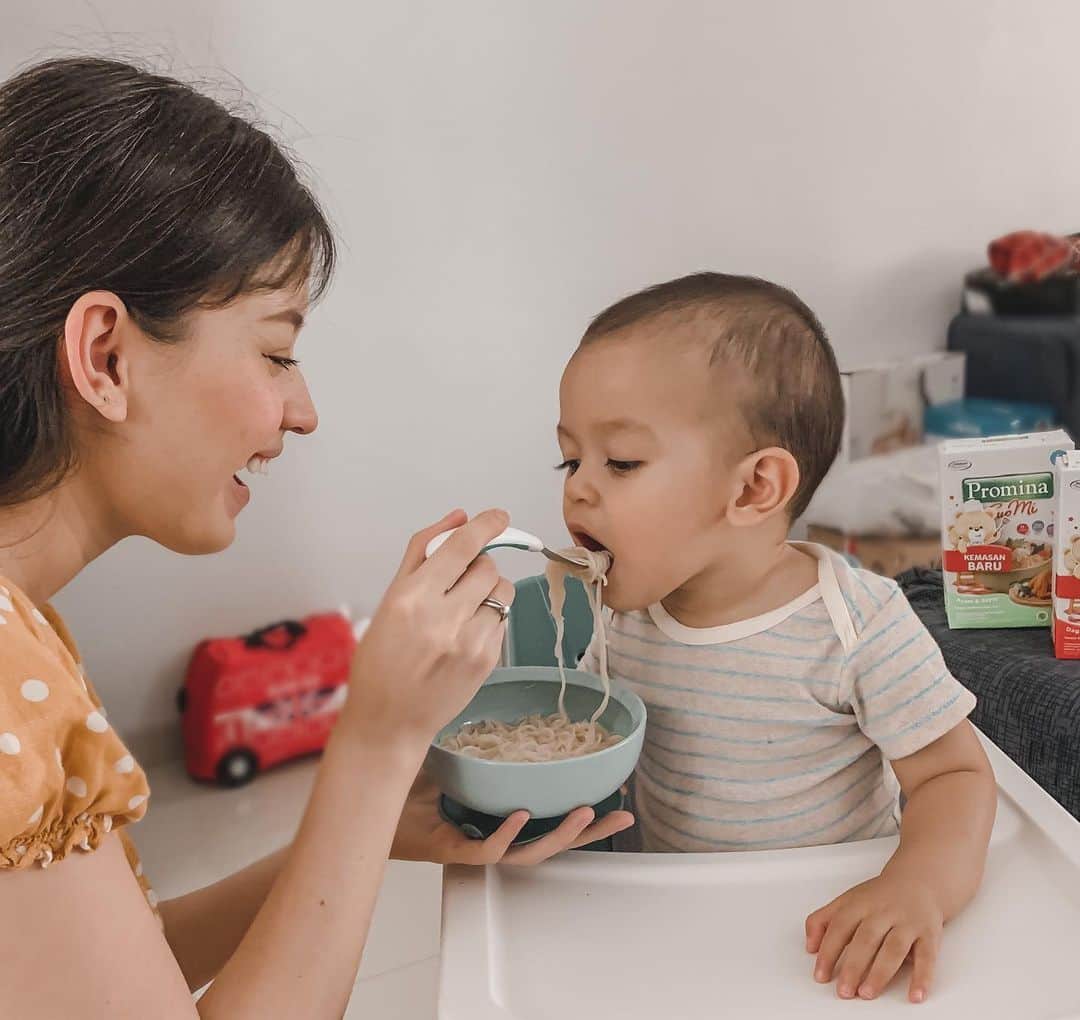 Kimberly Ryderのインスタグラム：「Rayden selalu interested banget sama makanan orang dewasa. Makanya dia lahap banget nyobain #Promina Sup Mi yang aku beli di @tokopedia. 😋 @bayisehatpromina  #ProminaCobaIniCobaItu」