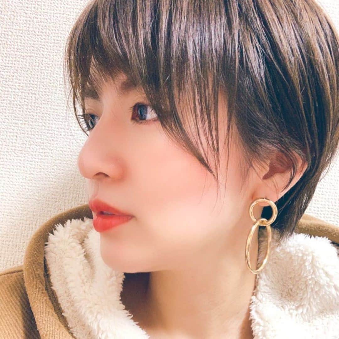 浜田真衣のインスタグラム：「ヘアースタイル ショートにし始めてから、 ロングに戻せなくなった❁¨̮  皆さんはロング派？ショート派？  …また、少し髪切りました¨̮笑  #浜田真衣 #monaカフェ #instagood  #instalike #instafashion #instapic #japanese #japan」