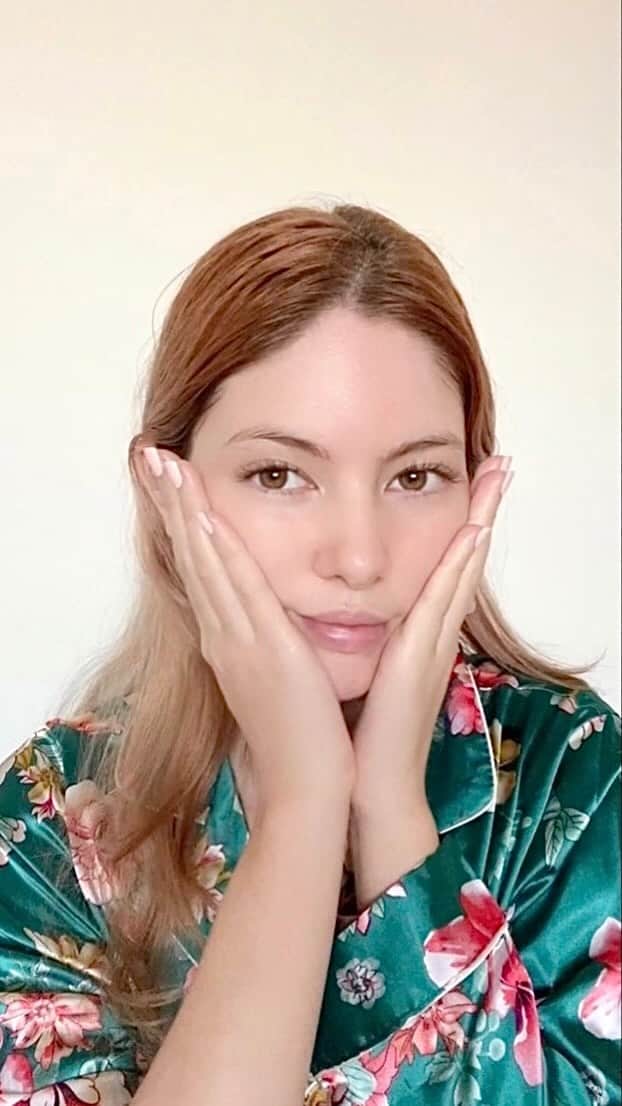 のインスタグラム：「いつも行ってるharicchiからフェイスローラーが出たよ！もともとハリ、トーンアップ、アンチエージング、保湿力が高いオールインワンのプレミアムリッチプラス美容液を使ってたんだけど、特別ケアとしてローラーを週１使ってるよ。細い鍼のローラーを使う事でハリッチのプレミアム成分がグングン肌に入って行くよ！ハリだからターンオーバーもちろん！でも丁寧に力入れずやらないと肌を傷つけて、赤くなっちゃうからゆ~っくり転がす事！今までは美容液だけで13,000円だったのが、期間限定で、ストーリーのリンクから入ると美容液+フェイスマスク3枚+ローラー付きになるよ。そして値段も信じられないぐらいお得！ 良かったらストーリーから入ってSwipe upして内容と商品の成分をcheckしてみてね！もちろん相性はあると思うけどいつも応援してくれてるみんなにはおすすめで大好きな物しか紹介しないよ！是非試してもらいたい！すごくお得な値段になってるの！I always use haricchi products specially their Premium _Rich Plus Serum that makes my skin brighter, tighter, and very moistured. It has lot of components that are great for anti-aging. Now they released a facial roller that are made with tiny needles that helps the rich product penetrates the skin easily. It doesn’t really hurt if you use it properly. You have to roll it very gently and slow so you don’t hurt your skin and you  don’t get red. They are giving a special offer from the link I left on my instagram story for a limited time where you get The Premium Serum + 3 facial masks + Facial roller.  Just to have an idea the Serum itself used to be 13,000yen . This Deal is unreal! You can not miss this chance! I only recommend products that are really good and that I use for my followers and friends that i love and I really recommend this! For more info, Swipe up on my story to check the content and the product quality! ✨ ✨ ✨ #美肌 #アンチエージング #鍼 #肌の悩み #敏感肌 #スキンケア #オススメスキンケア #ハリッチ #haricchi #ターンオーバー #ハリ #ニキビ #ニキビ跡 #美白 #トーンアップ #リフトアップ #小顔」