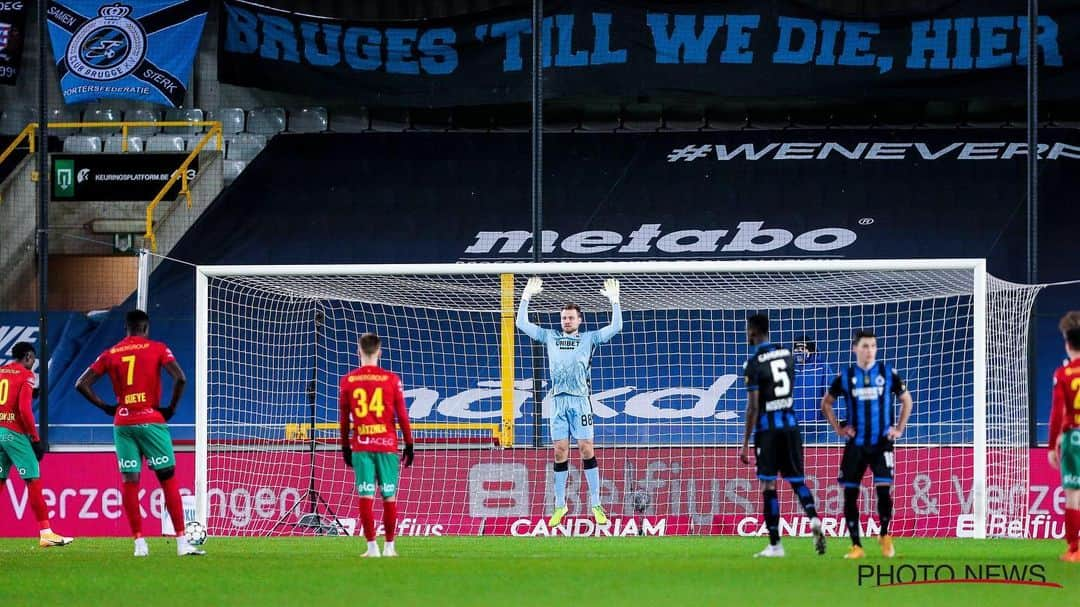 シモン・ミニョレさんのインスタグラム写真 - (シモン・ミニョレInstagram)「Another great evening! 💪🏻👊🏻💙🖤 #WeAreBruges #BluvnGoan #NoSweatNoGlory #YNWA」1月21日 20時28分 - 22mignolet22