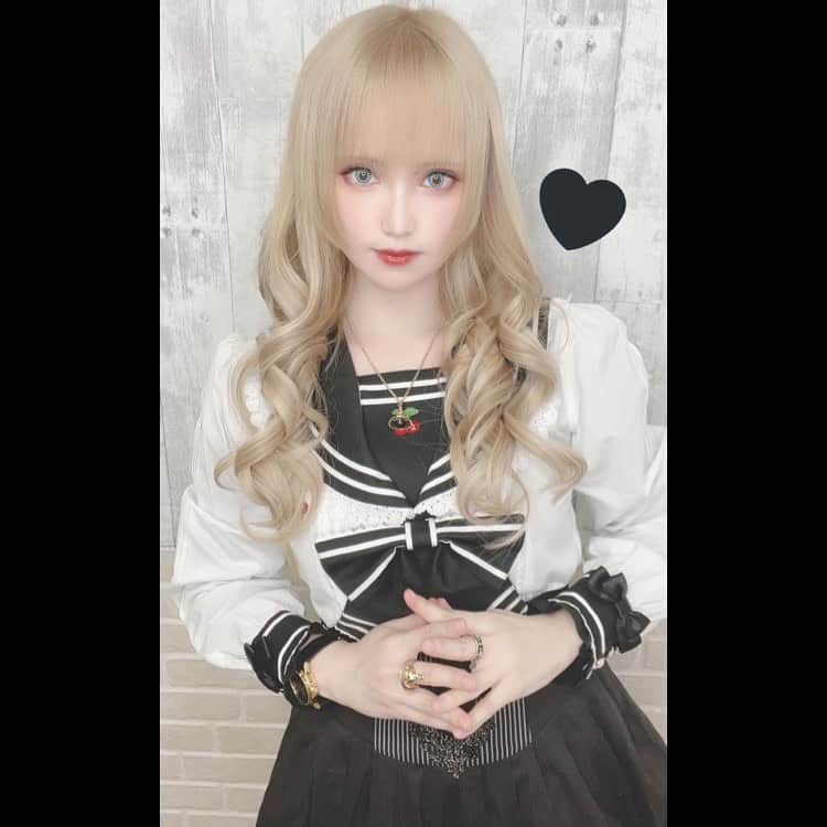 赤木クロのインスタグラム：「ブロンドにしてもらいました🖤  私の投稿見たって言うと割引あります😈 詳しくは担当してくれた美容師さん　@masaki_ankhcross にDMで❣️ 、 、 、 、 、 、 、 、  #ロアエクステジョーカー　#アンククロス渋谷　#シールエクステ　#ロアエクステ　#ヘアモデル　#グレージュ #パープルカラー #派手髪 #派手髪女子 #anime #animegirl #animejapan #animeworld #japan #japanesegirl #日本  #comic #cos #cosplay #cosplayer #cosplaygirl #cosplayers #コスプレ #コスプレイヤー  #gravure  #일본여자 #코스프레 #그라비아 #角色扮演遊戲」