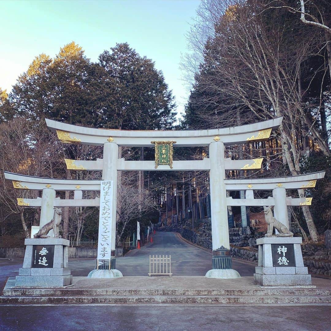 のインスタグラム：「2021年の三峯神社です。運気アップに #待ち受けにどうぞ  金運大全  仕事運、財運、勝負運が上がり、 たちまちお金がやってくる160の方法 2021年1月13日発売！ Amazonや書店で発売中です！  Love Me Doの大予言 〜2021年から輝く未来を築くために〜 発売中です！  #三峯神社  #三峯神社パワースポット  #金運大全 #LoveMeDoの大予言」