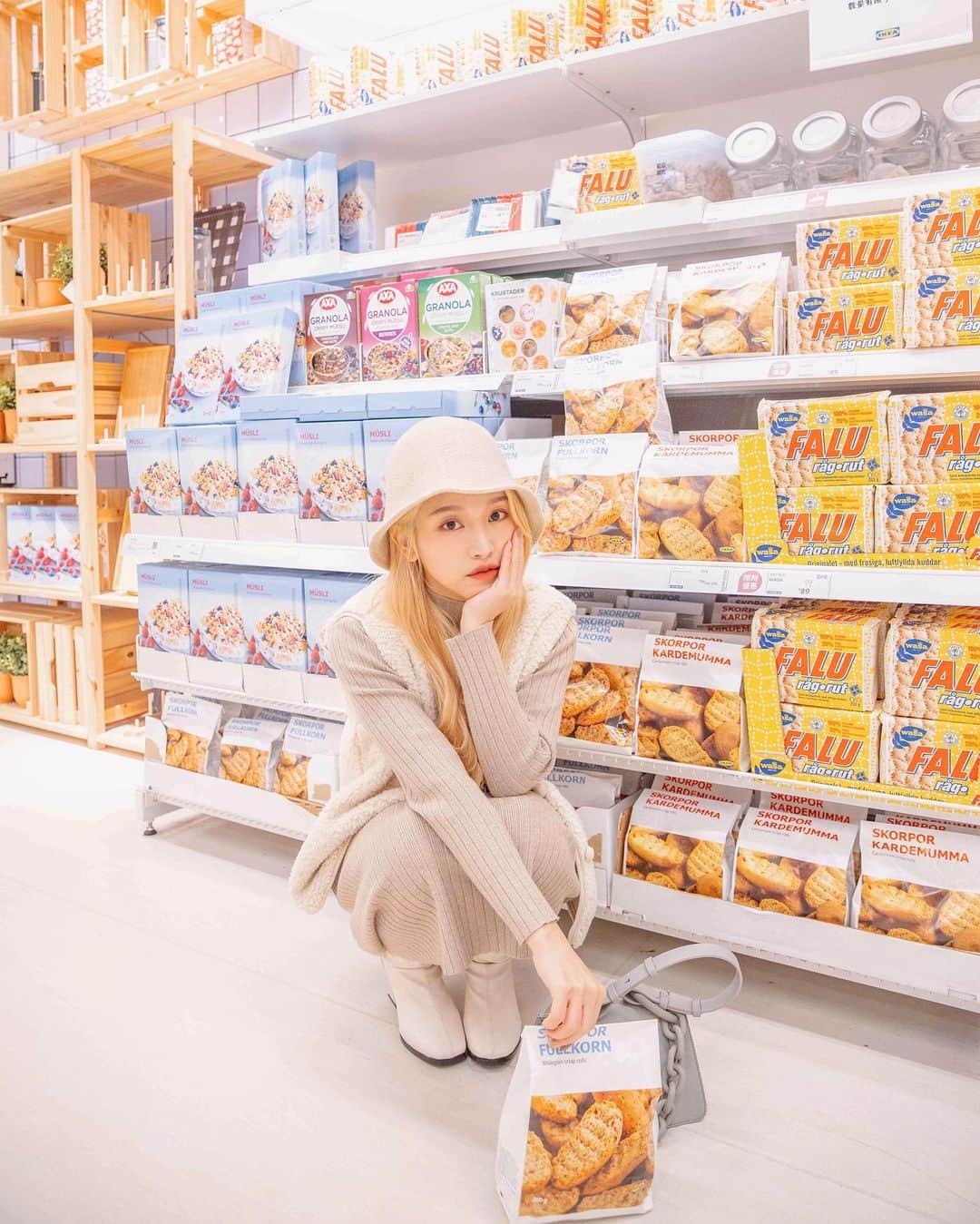 蔡瑞雪（Ruixue Tsai）さんのインスタグラム写真 - (蔡瑞雪（Ruixue Tsai）Instagram)「我可以多買幾顆糖嗎？😝 生活多一點甜🍭 - Outfit @real.life_studio  Photo @imhunting  Bag  @charleskeith_tw」1月21日 20時38分 - snowbabyq