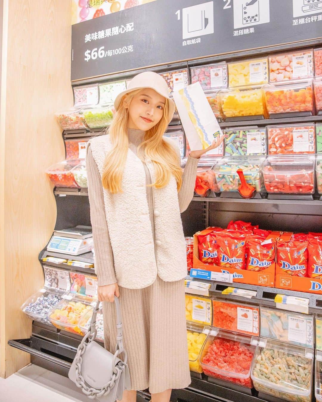 蔡瑞雪（Ruixue Tsai）さんのインスタグラム写真 - (蔡瑞雪（Ruixue Tsai）Instagram)「我可以多買幾顆糖嗎？😝 生活多一點甜🍭 - Outfit @real.life_studio  Photo @imhunting  Bag  @charleskeith_tw」1月21日 20時38分 - snowbabyq