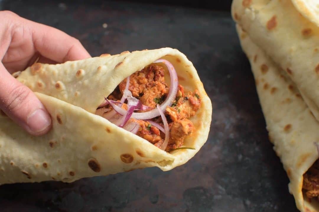 Archana's Kitchenさんのインスタグラム写真 - (Archana's KitchenInstagram)「This Recheado chicken wrap is a delcious teat to your taste buds! Chicken marinated in Recheado masala and cooked to perfection before wrapped inside naans.  Make this as a evening snack or for your dinner and enjoy with some mint chutney. Get the recipe from the smart.bio link in my profile @archanaskitchen . . . #recipes #easyrecipes #snacks #teatime #teatimesnacks #patty #archanaskitchen #healthyeating #highprotein #eatfit #cooking #food #healthyrecipes #foodphotography #recipeoftheday #comfortfood #deliciousfood #delicious #instayum #food #wrap #chickenwrap #kolkataroll #kathiroll #chickenroll」1月21日 20時30分 - archanaskitchen