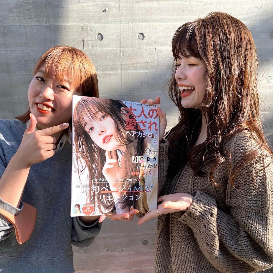 西谷菜々のインスタグラム：「. 大人の愛されヘアカタログ 菜穂ちゃんのスタイルで表紙になりました✨やったー！🥰  実はこのヘアカタ(通称『愛され』)、 私と菜穂ちゃんの初タッグを叶えた雑誌でもあります。 絶大な信頼をおいていて、今や私のサブ垢になりつつある(ほど足繁く通っている)菜穂ちゃんと出会いのきっかけになった雑誌。 この日のエピソードは永遠に2人で語ってる笑  そんな思い入れの深い『愛され』で、 菜穂ちゃんと一緒に表紙を飾ることができとても光栄です☺️🥂  菜穂ちゃん、改めておめでとう🤍 そしていつも本当にありがとう🙏  書店や美容室に置いてあるので、行った際にはぜひ見てみてね🌼  #冥土の土産が増えました」