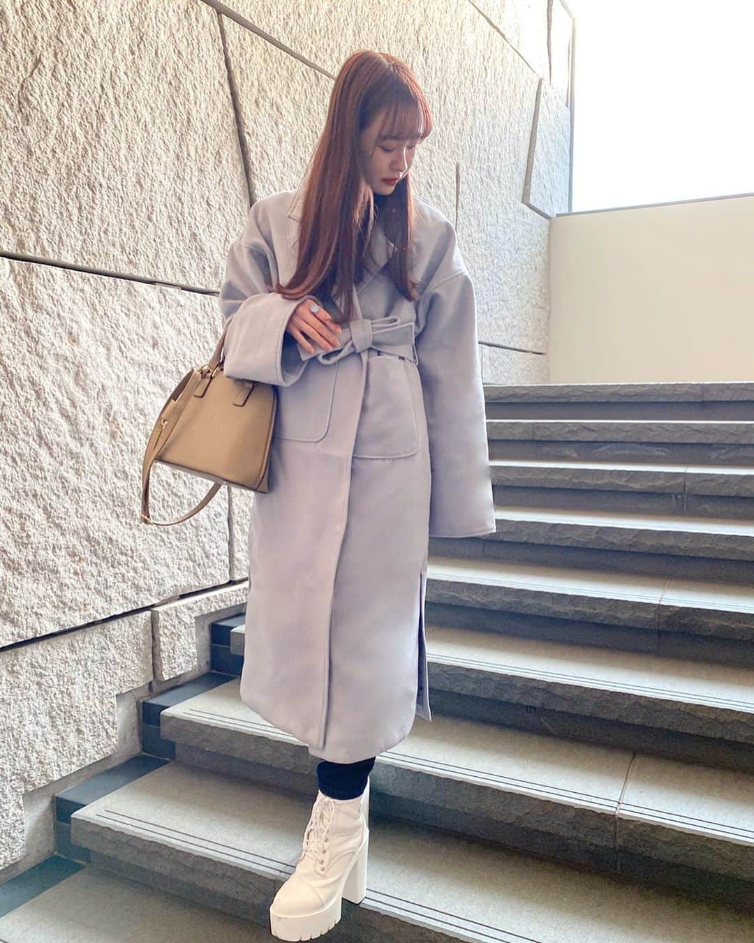 のインスタグラム：「・ ・ いつしかの #ナタナタcode  くすみブルーのコートがとってもきゃわ˙˚ʚ₍ ᐢ. ̫ .ᐢ ₎ɞ˚˙ ・ #ナタリア聖奈 #ljk #ロングコート #くすみブルー #大人カジュアル」