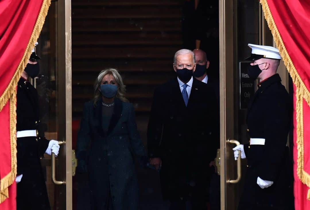 AFP通信さんのインスタグラム写真 - (AFP通信Instagram)「#AFPrepost 📷 @andrewcr1 - Inauguration Day in Washington DC. #biden #harris #inauguration #uscapitol」1月21日 20時39分 - afpphoto