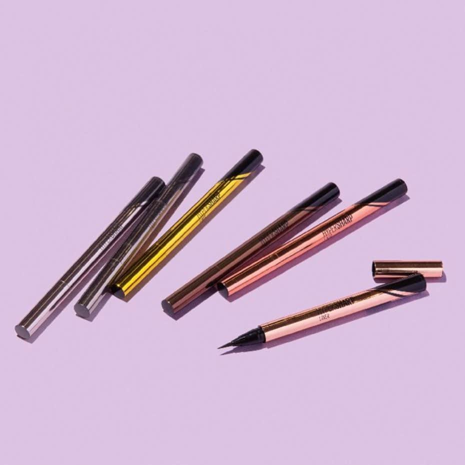 VOGUE GIRL JAPANのインスタグラム：「プロも納得の、優秀プチプラコスメをピックアップ😉❣️ ヘア&メイクアップアーティストの小嶋克佳さんがレコメンドしてくれたアイテムのひとつが、メイベリンのリキッドアイライナー🖍 一番の魅力は、全11色というカラーバリエーションの豊富さ🎨ブラックだけでも6色もラインナップされているのだそう！ 落ちない、にじまない、乾きが早いと機能性もバッチリです🙆‍♀️  メイベリン ハイパーシャープ ライナー R BK-1、BK-2、BK-3、BR-1、BR-2、SB-1  記事ではおすすめのプチプラアイテムを、他にも3点ご紹介！プロフィールのURLからチェック💛→@voguegirljapan  #maybelline #eyeliner #backstagebeauty #voguegirl」