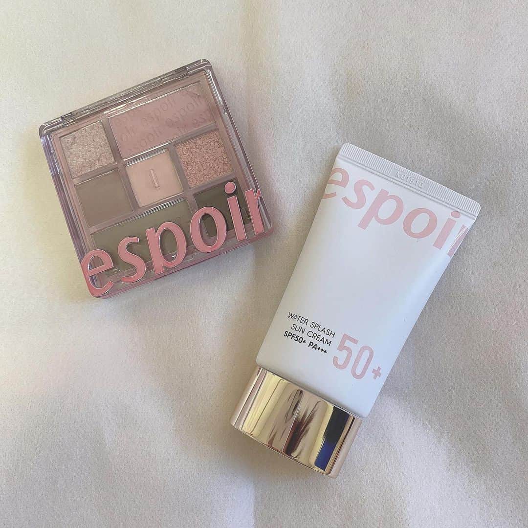 佐野心音のインスタグラム：「espoirのアイシャドウパレットとサンクリーム☁️ コスメは何個あっても足りない😚 * * #cosmetics #espoir #韓国コスメ」