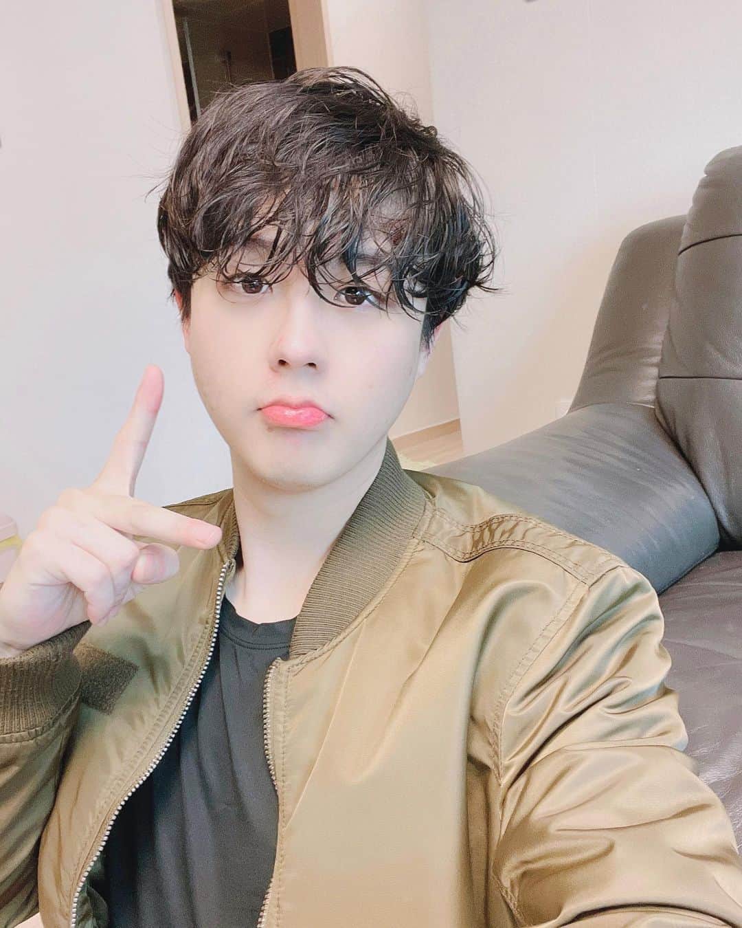 インジュン のインスタグラム：「ぬれ髪です笑笑 젖은머리ㅋㅋ . . . #셀카#셀피#데일리#일상#인준#헤어 #selfie#daily#l4l#injun #濡れ髪#ブーム#みんなも好きかな #🤪🤪🤪」