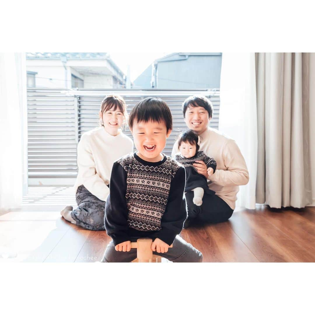 Lovegraph_Kids ラブグラフキッズさんのインスタグラム写真 - (Lovegraph_Kids ラブグラフキッズInstagram)「ハーフバースデーのおうち撮影🏠🎂 お兄ちゃんもとっても楽しそう👶🏻👦🏻❤︎ ㅤㅤㅤ ୨୧┈┈┈┈୨୧ ㅤㅤㅤ 出張撮影Lovegraphで撮影したお子さま・ファミリーの写真を毎晩投稿しています☺️✩︎⡱ ㅤㅤㅤ 載せてほしい写真(例：姉妹写真・おうち写真・3歳の女の子などなど)のリクエストはコメント欄へどうぞ५✍❤︎ ㅤㅤㅤ ୨୧┈┈┈┈୨୧ ㅤㅤㅤ 撮影プラン💁‍♀️🌼 ㅤㅤㅤ ❁︎ライトプラン 9,800円/10枚 ※エリア限定・カメラマンはお任せになります ㅤㅤㅤ ❁︎スタンダードプラン(全国) 23,800円/75枚〜 ※人気のプラン！ ※エリアやによってはご希望日程で対応できない場合もございます ㅤㅤㅤ その他のプランやオプション、撮影お申し込みはプロフィールURLからどうぞ☺️✈︎ ㅤㅤㅤ ୨୧┈┈┈┈୨୧ ㅤㅤㅤ #ラブグラフ #Lovegraph #幸せな瞬間をもっと世界に ㅤㅤㅤ #ママリ #コドモノ #子どもとお出かけ #子どもと暮らす #子どものいる暮らし #ig_kids #ig_kidsphoto #super_japan_channel #おうち時間 #うちで過ごそう #おうちスタジオ #おうち撮影 #ハーフバースデー #ハーフバースデーフォト」1月21日 20時39分 - lovegraph_kids